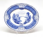 Royal Doulton, Inglaterra, fabricação a partir de 1932. Elegantíssima travessa decorada com paisagem no típico tom azul. 28 x 23 cm. Em ótimo estado de conservação.