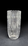 Gracioso vaso floreira em cristal lapidado em flores e ramos vegetais. Borda serrilhada. Altura = 17 cm. Peso = 780 g. Em ótimo estado de conservação.