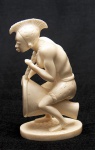 Africa, idade indeterminada. Excepcional escultura africana em marfim representando músico com seu tambor. Altura = 15 cm. Pescoço colado e fissura em um dos pés. Raridade.