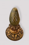 Archimede Seguso (1909-1999). Magnífica pinha em denso cristal de Murano. Pontos em ouro 24k na sua composição interna, em dégradé e formato espiralado. Assinada. Acompanha peanha de época, com adornos e dourações. Medidas: 12 x 7 cm (a pinha); 10 x 16,5 cm (a peanha).