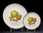 Tirschenreuth, Bavaria, Alemanha, fabricação entre 1969 e 1995. Dois elegantes pratos em porcelana decorados com frutas. Bordas realçadas em ouro. Marcados. Diâmetro = 31 cm e 21 cm.