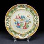 China, idade indeterminada. Belo prato em porcelana decorada centralmente na caldeira com original cena familiar. Diâmetro = 21 cm.