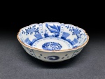 China, século XIX. Pequena e rara tigela (ou bowl) em porcelana azul e branca. Marca de fantasia na base. Diâmetro = 15 cm. Altura = 5 cm.