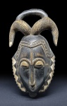 Costa do Marfim, Africa, século XX. Etnia Baule. Máscara em madeira entalhada e patinada. Altura = 38,5 cm.