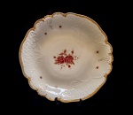 Porzellanmanufaktur Fürstenberg, Alemanha, produzida entre 1918 e 1966. Belíssima fruteira em porcelana decorada com buquê de flores, borda recortada realçada a ouro. Altura = 8 cm. Diâmetro = 36 cm. Pequeno lascado na base.