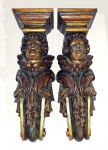 Raro e excepcional par de peanhas sacras em madeira recortada, patinada e dourada com decoração em cabeças de anjos. Altura = 70 cm, cada. Em ótimo estado de conservação.