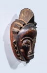 Costa do Marfim, Africa, século XX. Elegante máscara africana possivelmente da etnia Yaoure (ou ainda Baule) em madeira. Altura = 28 cm. Em ótimo estado de conservação.