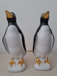 CASAL DE PINGUINS EM PORCELANA NAS CORES BRANCO E PRETO. ALTURA 23CM.