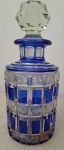 VIDRO PARA PERFUME EM CRISTAL LAPIDADO AZUL E BRANCO.  ALTURA 19CM.