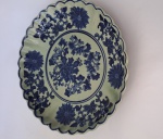 PRATO EM PORCELANA ORIENTAL, DECORAÇÃO EM AZUL COLONIAL, ,  BORDA EM BICOS E GOMOS.  MARCAS NO VERSO,  DIÃMETRO 28CM.