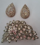 CONJUNTO COMPOSTO DE BROCHE E PAR DE BRINCOS EM  STRASS.