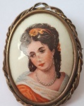 LIMOGES - CAMAFEU EM PORCELANA, FIGURA DE MULHER, MOLDURA EM METAL DOURADO. DIMENSÃO CINCO  CENTÍMETROS..