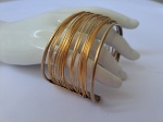 PULSEIRA-BRACELETE EM METAL DOURADO.