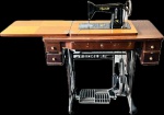 VIGORELI - Máquina de costura estruturada em ferro, mesa executada em madeira. Máquina apresentando42175