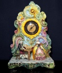 TASCA- Imponente relógio de mesa em cerâmica esmaltada ao gosto majólica e de estilo TASCA, guarneci