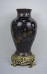 Vaso oriental artístico em cloisonné ricamente trabalhado com aves do paraiso, fixado em base de bronze ricamente trabalhado -med. 43cm de altura