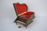 Caixa musical porta joias marroquina em madeira ricamente trabalhada com parqueteria, no formato de piano, com chave -med. 26cm