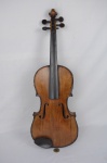 Antigo violino, com etiqueta Cremonae, datada de 1721 -med. 60cm