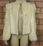 Casaco cropped, em pele de coelho branco, com botões com brilhantes -med. 60cm ( comprimento aproximado)
