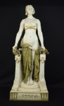 Espetacular figura em porcelana Royal Dux Bohemia ( E ), representando alegoria da Justiça ( Justitia), assinado por Paul Aichele ( Alemanha, 1859 - 1920) e numerada -med. 76,5cm de altura