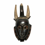 ARTE AFRICANA - Máscara em madeira talhada à mão. Etnia desconhecida. Exemplar parte de coleção. Dim