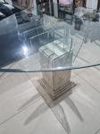 Bela e robusta mesa em mármore com tampo de vidro no formato triangular. Exemplar em bom estado de c