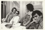 Fotografia dos Atores Ilda Gomes, Oswaldo Louzada, Julia Miranda e André Valli contracenando na Peça MUMU. Dimensões: 12,0 X 18,0 cm.