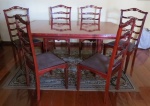 VELHA BAHIA- Mesa de jantar com seis (6) cadeiras, confeccionadas em rádica, apoiada sobre duas colu