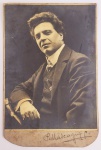 PIETRO MASCAGNI  FOTOGRAFIA EM GRANDE FORMATO COM AUTÓGRAFO DO COMPOSITOR.E MAESTRO AUTOR DA OBRA CAVALLERIA RUSTICANA.  ITALIA, INICIO DO SEC. XX. 27 CM DE ALTURA. NOTA: Pietro Mascagni, um dos compositores de ópera mais importantes na virada do século XX, morreu em Roma em 2 de agosto de 1945.  Ele nasceu em Livorno em 1863. Seu pai, padeiro, queria que estudasse direito, porém Pietro, seguindo sua vocação, iria estudar música no Conservatório de Milão tendo Amilcare Ponchielli como professor e Giacomo Puccini como colega. Abandona os estudos e se torna diretor de uma pequena trupe de opereta. Instala-se numa pequena cidade, Cerignola, lecionando música e regendo uma pequena orquestra local. O jovem compositor vive em relativa pobreza até sua vitória no Concurso Sonzogno com sua ópera mais célebre, Cavalleria Rusticana (1889), apoiada numa história do romancista Giovanni Verga. A canção, que se traduz por cavalheirismo camponês, de aldeia, é um melodrama em um ato com libreto em italiano de Giovanni Tozzetti e Guido Menasci. Considerada uma das óperas clássicas do verismo, teve sua estreia no Teatro Constanzi, Roma, em 17 de maio de 1890. O sucesso foi impressionante. Em menos de um ano, Mascagni era uma celebridade no mundo todo. Até Mahler se mostrou entusiasmado, quando, por exemplo, riu sarcasticamente de uma representação de "La Bohème", de Puccini. O fato ilustra que, em sua juventude, Mascagni era tanto ou mais admirado que Puccini.Foi a primeira manifestação do verismo musical. Seguiram-se outras óperas, entre elas as mais célebres foram: L'amico Fritz (1891) e Iris (1898), considerada sua melhor ópera, ainda encenada na Itália.Mascagni teve uma brilhante carreira de maestro. Foi quem pronunciou o elogio fúnebre de seu amigo Puccini quando morre prematuramente em 1924. O êxito formidável de Cavalleria Rusticana eclipsou a maior parte de seus trabalhos posteriores. No entanto escreveu 15 óperas, uma opereta, diversas magníficas obras orquestrais e vocais bem como canções e música para piano. A visão que Mascagni tinha da ópera era bastante distinta daquela de seu amigo Puccini, o que pode ter sido um dos fatores que levou os críticos a subestimar o valor de sua música depois de sua morte. A Cavalleria Rusticana, por sua curta duração  1 hora e 15 minutos , desde 1893, é amiúde representada em programa duplo de duas horas e meia com I Pagliacci de Ruggero Leoncavallo. É ainda a única ópera de Mascagni a ser executada ainda hoje em todos os cantos do mundo. L'amico Fritz e Iris são ainda representandas de tempos em tempos na Itália e seu valor é igual ou até superior ao da Cavalleria Rusticana. O refinamento orquestral nelas está nitidamente presente, contrastando com a ideia difundida de que a orquestração de Mascagni seria sumária. As harmonias cromáticas de sua ópera demonstram de resto que o compositor não estava alheio às inovações de sua época.Mascagni fez prova de grande ecletismo quanto a escolha dos temas, deixando o verismo, por exemplo, para temas mais românticos  "Isabeau", "Parisina". O próprio compositor rebateu os críticos que o etiquetaram muito apressadamente como romântico tardio. Mascagni, pioneiro do verismo, declararia a propósito de Cavalleria Rusticana : "Fui coroado antes de ser rei!". Cavalleria Rusticana continua sendo uma das óperas mais populares. Nas estatísticas da publicação Operabase aparece em 27º lugar entre as 100 óperas mais representadas entre 2005 e 2010, sendo a 16ª em italiano. E há trechos que soem ser interpretados por separado em concertos, como os coros e o intermezzo orquestral. A popularidade dessa obra, de grande emotividade, se viu enormemente reforçada pela inclusão de um trecho no filme "O Poderoso Chefão Parte III". A composição é também tema central da película de Martin Scorcese, Touro Selvagem.