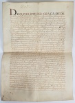 PHILLIPPE I REI DA ESPANHA E PORTUGAL  LINDO E HISTÓRICO PERGAMINHO MANUSCRITO E ASSINADO PELO REI  PHILLIPPE I  EM 1594 CONCEDENDO AO DUQUE DA AVEIRO DOM ÁLVARO DE LENCASTRO E SUA ESPOSA A DUQUESA DONA JULIANA DE LENCASTRO A CONFIRMAÇÃO DA ALCAIDERIA MOR DA CIDADE DE COIMBRA COM TODOS OS DIREITOS SOBRE A DITA CIDADE. EXCERTOS DO TEXTO: DOM PHILIPPE PER GRAÇA DE DEOS REI DE PORTUGAL E DOS ALGARVESDAQUEM E DALEM MAR SENHOR DE GUINÉ E DA CONQUIESTA NAVEGAÇÃO DE ETHIOPIA, ARÁBIA, PÉRSIA E DA ÍNDIA ETC... FAÇO SABER AOS QUE ESTA MINHA CARTA DE CONFIRMAÇÃO VIREM QUE POR PARTE DE DOM ALVARO DE LENCASTRO DUQUE DE AVEIRO MEU MUITO AMADO E PREZADO SOBRINHO E DA DUQUESA DONA JULIANA DE LENCASTRO SUA MULHER MINHA MUITO AMADA E PREZADA SOBRINHA ME FOI APRESENTADA UMA CARTA DO SENHOR DOM JOÃO O TERCEIRO MEU TIO QUE SANTA GLÓRIA HAJA POR ELE ASSINADA E PASSADA POR SUA CHANCELARIA COM UM ALVARÁ AO PÉ DELA ASSINADO PELO DITO SENHOR DE QUE ATRESTADO HUM APÓS OUTRO ...CONFIRMAÇÃO DESTA CARTA AO DUQUE DE AVEIRO DOM ALVARO DE LENCASTRO E DA DUQUESA DONA JULIANA SUA MULHER DA ALCAIDARIA MOR DA CIDADE DE COIMBRAE DE TODOS OS MAIS DIREIROS DA DITA CIDADE. ANO DO NASCIMENTO DE NOSSO SENHOR JESUS CRISTO DE MIL QUINHENTOS E NOVENTA E QUATRO. A CASA DE AVEIRO FOI UMA CASA ARISTOCRÁTICA DO PORTUGAL  CUJA ORIGEM REMONTOU A UM FILHO BASTARDO DO ENTÃO PRÍNCIPE E LOGO DEPOIS REI D. JOÃO II. EM 1491, APÓS O FALECIMENTO DO SEU IRMÃO E ÚNICO FILHO LEGÍTIMO DE D. JOÃO II, O PRÍNCIPE D. AFONSO, E NO CONTEXTO DO PROCESSO SUCESSÓRIO QUE OPORIA O MONARCA À RAINHA CONSORTE, D. LEONOR, À CASA DE BEJA E AOS REIS CATÓLICOS, D. JORGE DE LENCASTRE COMEÇOU A SER DOTADO COM UMA SÉRIE DE BENS CUJO CAPITAL SIMBÓLICO O COLOCAVA NA LINHA DE SUCESSÃO NO TRONO: PRIMEIRO, UM CONJUNTO DE COUTOS, HONRAS, BEETRIAS QUE HAVIAM PERTENCIDO AO SEU IRMÃO; E, LOGO DE SEGUIDA, O GOVERNO DAS ORDENS DE AVIS E SANTIAGO, QUE HAVIAM ESTADO QUASE SEMPRE NA POSSE DE MEMBROS DA FAMÍLIA REAL DESDE A FUNDAÇÃO DA DINASTIA DE AVIS. CONFORME SE SABE, ESTE PROJETO SUCESSÓRIO NÃO VINGOU E À MORTE DE D. JOÃO II, EM 1495, SUCEDEU A COROAÇÃO DE D. MANUEL. ANTES DE FALECER, PORÉM, O REI D. JOÃO II SOLICITOU AO SUCESSOR QUE DOTASSE O FILHO SOBREVIVO COM O PATRIMÓNIO QUE, NO INÍCIO DO SÉCULO XV, HAVIA SIDO DO INFANTE D. PEDRO, PRIMEIRO DUQUE DE COIMBRA, O QUE INCLUÍA A CIDADE, SEGUNDO REFERE O TESTAMENTO JOANINO, EM DUCADO. A DOAÇÃO DO CONJUNTO DE VILAS, ALCAIDARIAS-MORES, PADROADOS, DIREITOS REAIS E JURISDIÇÕES (AVEIRO, LOUSÃ, MONTEMOR-O-VELHO, PENELA, PEREIRA ENTRE OUTRAS TERRAS) REQUERIDOS PELO REI D. JOÃO II EFETUOU-SE APENAS A 27 DE MAIO DE 1500. NESTE DOCUMENTO, D. JORGE É JÁ IDENTIFICADO COMO DUQUE DE COIMBRA, TÍTULO CUJO ASSENTAMENTO  LHE HAVIA SIDO OUTORGADO POR D. MANUEL NO DIA IMEDIATAMENTE ANTERIOR  EM TODO O CASO, A DOAÇÃO DO TÍTULO E DOS BENS DESTA CIDADE FOI ADIADA POR NOVE ANOS. D. MANUEL CONCEDEU A D. JORGE O TÍTULO DE DUQUE DE COIMBRA, A ALCAIDARIA-MOR, OS DIREITOS REAIS E DEMAIS RENDAS DA CIDADE, NO DIA 26 DE MARÇO DE 1509. NO MESMO DIPLOMA PELO QUAL RECEBEU O TÍTULO DE DUQUE DE COIMBRA E A ALCAIDARIA-MOR, D. MANUEL FEZ-LHE IGUALMENTE MERCÊ DOS PADROADOS DAS IGREJAS QUE NA DITA CIDADE E SEU TERMO TEVERMOS  E DOS TABALLIAES  FICANDO A NOSSA SIC CONFIRMAÇÃO DOS DITOS TABALLIAES. O PADROADO DAQUELAS IGREJAS JAMAIS FOI INCORPORADO NA CASA DE AVEIRO E ALGUNS OUTROS DIREITOS REAIS E BENS, DOADOS QUE ESTAVAM A OUTROS DONATÁRIOS LEIGOS, DEMORARAM ALGUNS ANOS ATÉ SEREM INCORPORADOS POR D. JORGE E SEUS DESCENDENTES O FATO DE O TÍTULO DE DUQUE DE COIMBRA E OS DEMAIS BENS OUTORGADOS EM 1509 TEREM SIDO DOADOS A D. JORGE POR SUA VIDA APENAS NÃO SIGNIFICA QUE OS DUQUES DE AVEIRO, SEUS SUCESSORES, À EXCEÇÃO DO TÍTULO DUCAL DE COIMBRA, NÃO TENHAM RECEBIDO A ALCAIDARIA-MOR E DEMAIS BENS DESTA CIDADE, ENTRE OS QUAIS A PRERROGATIVA DE APRESENTAÇÃO DE TABELIÃES. EM 1526, D. JORGE RECEBEU MAIS TRÊS VIDAS NA POSSE DESTES BENS, O QUE BENEFICIAVA DIRETAMENTE O SEU FILHO, NETO E BISNETO  SUCEDERAM-LHE, PORTANTO, OS PRIMEIRO E SEGUNDO DUQUES DE AVEIRO, D. JOÃO E D. JORGE. DEPOIS, UM PRIMO DESTE ÚLTIMO SENHOR, D. ÁLVARO, QUE CASOU COM A SUA FILHA D. JULIANA E SERIA, POR ISSO, TERCEIRO DUQUE DE AVEIRO, USOU DA QUARTA VIDA. SUCEDEU-LHE O NETO D. RAIMUNDO, EM 1636, E DEPOIS O SEU FILHO D. PEDRO. EM 1733, O DUQUE D. GABRIEL RECEBEU FINALMENTE OS BENS DE COIMBRA DE JURO E HERDADE, BENEFICIANDO DEPOIS D. JOSÉ DE MASCARENHAS DESTA MERCÊ ATÉ 1759. VIDE NOS CREDITOS EXTRAS DESSE LOTE A IMAGEM DE DOM FHILIPI  IO REI MAIS PODEROSO NA TERRA NO SEU TEMPO NOTA: Entre os muçulmanos, na Península Ibérica, a palavra alcaide significava aquele  que  governava  uma  praça  ou  um  território.  Entre  os  cristãos,  que  incorporaram  o  termo  no  seu  léxico  jurídico-feudal,  o  alcaide,  geralmente  recrutado no seio da nobreza, era o homem de confiança do rei que o nomeava para governar e defender uma povoação fortificada. O alcaide assumia funções sobretudo militares, mas também administrativas, judiciais e, até, de controle da segurança pública dos vizinhos da terra. Acompanhava o monarca quando este o chamava, na guerra ou noutras missões, liderando a guarnição militar sujeita ao seu mando por ocasião de apelidos e fossados. Tinha no alcaide-menor um auxiliar sobremodo para as ações de natureza jurídica, civil ou criminal.O alcaide-mor representa o rei no território que tem a responsabilidade de defender e manter. O castelo onde o alcaide-mor tem residência, com a sua torre de menagem, pode interpretar-se como a representação simbólica mais acabada da  sociedade  de  ordens,  medieval,  hierarquizada  por  cadeias  de  lealdades,  do rei para com os seus vassalos, que tem nos alcaides e suas alcaidarias um modelo e manifesto de afirmação territorial de uma estrutura político-social de natureza feudal.Nos  forais  outorgados  aos  principais  concelhos  do  reino  de  Portugal,  ao  longo  dos  séculos  XII  e  XIII,  tempo  maior  da  guerra  de  Reconquista,  entre  expedições militares ofensivas e reações defensivas, que expandiu o território sujeito  ao  rei  dos  portugueses,  a  defesa  da  cidade  ou  da  vila,  geralmente  protegida por cercas ou muralhas, com as suas portas de trânsito para entrada e saída do centro urbano, era objeto de um articulado normativo1. Defender uma vila, acastelada ou não, tinha custos financeiros que cumpria suportar pelo senhor do lugar e pela comunidade dos seus vizinhos. Cavaleiros e  peões,  devidamente  comandados,  preparados  e  armados,  velavam  pela  segurança das portas desses aglomerados urbanos, circulando pelos passadiços das muralhas, observando o território envolvente por entre merlões ameados, posicionando-se  nas  suas  torres,  controlando  as  respetivas  portas,  lavradas  de  forte  madeiramento  chapeado,  ou  gradeadas  em  ferro,  que,  geralmente  levadiças,  eram  antecedidas,  em  lugares  de  maior  dimensão,  por  uma  ponte  amovível  sobre  a  cava  envolvente  das  muralhas  e  barbacãs.  castelo  lembrando que os castelos em cidades como Coimbra, Santarém ou Lisboa foram construções algo tardias, levantados sobretudo nos finais do século XII e começo do XIII  a segurança das vilas e cidades, e das populações que albergavam, naturalmente, robustecia-se.A organização da vigilância e da defesa de uma cidade ou vila, a atalaia no léxico da documentação foralenga desses séculos, era responsabilidade direta do alcaide, termo de etimologia árabe, como se sabe, por vezes referido, também, na documentação latino-medieval desses séculos, por pretor, um nobre escolhido pelo senhor da terra, o rei ou um seu donatário, ao qual cumpria comandar a guarnição militar  do  castro,  fosse  nos  fossados  ou  nas  saídas  militares  por  apelido  ou  chamada do rei, fosse em ocasião de cerco inimigo à povoação fortificada2. Tenha-se presente que o alcaide recebia, das mãos do rei ou do rico-homem (nobilis  homo)  senhor  da  vila  ou  cidade,  as  chaves  do  castelo  ou  das  portas  amuralhadas da povoação em cerimónia de juramento de fidelidade, a clássica investidura dos cenários de honra e cavalaria feudais que tanto identificavam o grupo social da nobreza, com os ritos de preito e menagem próprios do foro da Espanha, ou seja, colocando o vassalo ou alcaide-mor, ajoelhado diante do rei, as suas mãos postas entre as do seu senhor, prometendo-lhe fidelidade absoluta, defendendo o castelo ou fortaleza que lhe era cometida com o empenho e risco da própria vida se necessário, após o que selava a promessa feita beijando a mão ou o anel do suserano3.Os  forais  do  século  XII  referem  sobretudo  o  alcaide  ou  pretor  não  o  apelidando nem de alcaide-maior, nem de menor, ou de vice-pretor. A distinção entre  o  alcaide-mor  e  o(s)  alcaide(s)-menor(es)  surge  na  documentação,  sobretudo ao longo do século XIII e, mais particularmente, na segunda metade desta centúria.