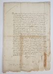 CARTA DO REI  D. JOÃO III (1502-1557)  O PIEDOSO DIRIGIDA A D.  PEDRO DE MENEZES, AMADO SOBRINHO E CAPITÃO DA CIDADE DE CEUTA DATADA DE 1552. EXCERTOS DO TEXTO: DOM PEDRO SOBRINHO AMADO DE EL REY VOS ENVIO MUITO SAUDAR COMO AQUELE QUE MUITO AMO I COMO CREO QUE SEREYS SABIDO EL REY DE VELEZ VEO ME DAR CONTA DE SUAS COUSAS POR QUE SEMPRE DO SUCEDIMENTO QUE RECEBI EU O DESCONTENTAMENTO QUE SE DEVIA A SUA PESSOA E A SEUS TRABALHOS.  ME PEDIO PARA SEU FAVOR E PARA QUE IMPEÇAM QUE DELE E DE SUAS COUSAS ... MOUROS A TOMASSEM QUIZESSE MANDAR LEVAR NOSSAS CARAVELAS ARMADAS ATÉ AS ILHAS DE BUZEIMA (?)  E JUNTAMENTE LHE MANDAR DAR CARAVELA PARA SE LHE FOSSE NECESSÁRIO DESEJANTO A RESTITUIÇÃO DE SUA HONRA E ESTADO. SENDO INFORMADO QUE AS CARAVELAS LEVADAS AS DITAS ILHAS NÃO CORRERIAM PERIGO LHE CONCEDI O QUE ME PEDIA ...E PORQUE PODE SER QUE CHEGUE A ESTA CIDADE AS NOVAS SOBR3E OS NAVIOS DE MOUROS QUE NA DITA PARAGEM PODEM ANDAR SEJAM OUTRAS E MUY DIFERENTES DAS QUE AGORA TENHO. SE ASSIM FOR E AS DITAS CARAVELAS NÃO PODEM IR AS DITAS ILHAS SEM CORRER PERIGO DE NAVIOS DE MOUROS AS PODEREM TOMAR NÃO AS DEIXAREIS HIR. E ASSIM MANDO POR ESTA QUE OS CAPITÃOES DELAS QUE EM TAL CASO O FAÇAM. El REY SE PODERÁ IR EMBORA NA DITA CARAVELA QUE DE QUE LEVA. E O QUE NISSO FIZERDES ME ESCREVEREIS. ESCRITA EM JULHO DE 1552. ASSINA O REI DOM JOÃO III.VIDE NOS CRÉDITOS EXTRAS DESSE LOTE PAINEL DE AZULEJOS ILUSTRATIVO DA CONQUISTA DE CEUTA. NOTA: A presença portuguesa no Algarve d´além-mar(possessões na África principalmente  Marrocos)  enfrentava uma grave crise na primeira metade dos anos 1500 sob o governo do Rei Dom João III filho de Dom Manuel o Venturoso. Logo no início de 1540, D. Francisco de Portugal, 1º conde do Vimioso e vedor da Fazenda, em carta a D. João III, mostrava-se preocupado com o estado de Ceuta e alertava para a urgente necessidade de socorro1. E, de fato, naquele ano os rumores da vinda da armada de Khair-ed-Din não cessariam até que, em Setembro, foi obtida confirmação de que a armada turca, que se julgava andar a pilhar a costa de Gibraltar, afinal havia retirado. D. Francisco não se enganou ao afirmar que Ceuta precisava de reparações urgentes, pois o Governador daquela possessão dom Nunes Alvares de Noronha queixou-se que não tinha artilharia nem munições e que se achara com tam pouqa gemte que numqa ousey de ha comtar nem fazer alardo pelos nam afracar. Apesar disso, não deixava de reconhecer que a constante presença das armadas turcas era maior ameaça que estar el rei de Fez aqui as portas. Mas, por essa altura, os Turcos não eram o único motivo de preocupação: D. Afonso, já em 1539, se queixara ao monarca de que o sultão oatácida de Fez não cumpria as pazes assinadas por D. João Coutinho, em 1538, as quais deveriam durar 11 anos.  Na verdade, a morte do alcaide de Tetuão, em 1539, com quem os Portugueses mantinham uma guerra constante, e a sua sucessão por Sit al Hurra, que viria a casar-se com o sultão de Fez em 1541, foi a grande fonte de preocupação para D. Afonso nos anos seguintes. A partir do porto de Tetuão, os corsários do sultão de Fez atuavam nas  águas de Ceuta causando grandes dificuldades à navegação cristã e temia-se que, a qualquer momento, atacassem Ceuta, visto esta estar tão desprovida. Entretanto, Sebastião de Vargas, em negociações na corte de Fez, noticiava ao monarca que o motivo da indisposição dos muçulmanos seria um alegado ataque de D. Afonso a Tetuão, mas que este não tinha dirigido. O ataque havia sido concretizado por habitantes de Ceuta. O desejo de desforra islâmico manifestou-se logo no ano seguinte quando D. Afonso recebeu tantas notícias dos Turcos que não sabia em quais acreditar. A cidade, já sem mantimentos, foi atacada a 18 de Março de 1541. D. Afonso conseguiu defender a praça, e no ano em que se decidiu o abandono de Safim e de Azamor, o capitão de Ceuta apresentava ao rei aquela que ficou conhecida como A Grande Vitória . Contudo, o triunfo cristão teve um sabor algo amargo pois, dias antes do cerco, os Franciscanos fugiram da cidade após terem enviado missivas ao rei acusando D. Afonso de os manter presos. O zelo religioso de que o Noronha tantas provas daria acabaria entretanto esquecido, em prol de novas preocupações. Ao problema dos atrasos nos abastecimentos e consequente fome e seus efeitos era o que D. Afonso procurava constantemente acorrer. Com a chegada dos arquitectos Benedito de Ravena e Miguel de Arruda, em Junho de 1541, o capitão empenhou-se em controlar de perto as diversas obras e reparações que tornariam Ceuta numa cidade inexpugnável a partir da segunda metade do século XVI. Foi neste pano de fundo que emergiu uma das causas que D. Afonso defendeu acerrimamente junto a DOM JOÃO III até 1549: a aliança com o rei de Velez. Sempre vigilante e bem informado, o capitão de Ceuta enviou pouco depois ao soberano novas da guerra entre Fez e os Saádidas, recomendando o favorecimento do rei de Velez e lamentando não ter o ensejo de aproveitar plenamente o bom clima, que então se advinhava, para entrar na guerra dadas as crónicas dificuldades financeiras. Por seu lado, o rei de Velez procurava agradar aos Portugueses, acenando com o auxílio no resgate aos cativos cristãos. Aproveitando uma derrota episódica do saádida, D. Afonso foi por essa época chamado a Lisboa,  pugnando ainda pela necessidade da aliança com o rei de Velez, deu ordens a D. Antão de Noronha, seu sobrinho, para ir com alguns navios assaltar Tetuão . Chamado ao Reino por D. João III, em Dezembro de 1547, D. Afonso aí permaneceu até Julho de 1548. Por ordem régia, a capitania de Ceuta foi entregue à sua esposa D. Maria de Eça, que foi coadujvada por D. Antão. A circunstância de D. Maria ser a primeira mulher a assumir uma capitania norte-africana demonstrava não só o seu valor guerreiro, provado nas batalhas ao lado do marido, como um padrão de excepcionalidade que apenas a confiança do soberano em D. Afonso pode explicar. É provável que D. Afonso tenha debatido com o monarca a situação política das praças norte-africanas e que, em particular, tenha insistido na aliança com o rei de Velez a qual o Piedoso acabou mesmo por prosseguir nos anos de 1548 a 1550, como bem provam a embaixada de Lourenço Pires de Távora junto de Carlos V ou, mais tarde, as diligências de D. Pedro Mascarenhas junto do próprio rei de Velez com vista à efetivação de uma aliança militar. Tal ocorrência, aliada aos insistentes pedidos de auxílio aos cativos, poderão ter contribuído para a criação ou reforço da imagem de positiva de Dom Afonso junto ao Rei Dom João III. Em 1549 novamente Dom Afonso foi convocado a presença do Rei desta feita para ser nomeado Vice Rey da India e em seu lugar assumiu a posição de Capitão de Celta o sobrinho do Rei Dom Pedro de Menezes.