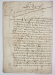 DOM SEBASTIÃO (1554-1578)   O DESEJADO  RARO DOCUMENTO ASSINADO POR DOM SEBASTIÃO CONCEDENDO LICENÇA/SALVO CONDUTO  A GASPAR DE ARGUISO PARA EM 90 DIAS PASSAR LIVREMENTE EM TODAS AS AMEIAS DO ESTADO RÉGIO. DATADO DE QUATRO DE OUTUBRO DE 1560. EXCERTOS DO TEXTO: POR A PRESENTE LICENÇA A VOS GASPAR DE ARGUISO ...". VIDE NOS CREDITOS EXTRAS DESSE LOTE IMAGEM DE DOM SEBASTIÃO REI DE PORTUGAL. NOTA: EXIStiram muitos reis odiados através da História: eram tiranos, insanos ou simplesmente péssimos governantes que conquistaram o desprezo de seus súditos. Dom Sebastião, no entanto, que governou Portugal entre 1557 e 1578, não foi um deles. Seu nascimento e crescimento foram acompanhados com expectativa pelo povo português. Era um período em que filhos muitas vezes "não vingavam" e a monarquia se encontrava em uma situação instável pois havia somente um herdeiro em linha direta. Na época, o rei era João III, o avô de Sebastião, que se encontrava doente. Seu herdeiro  o único sobrevivente de nove irmãos  era D. João Manuel, que faleceu enquanto seu filho ainda estava no ventre da mãe.  Assim, Dom Sebastião nasceu já órfão de pai, encarou o trono com apenas três anos, quando João III acabou sucumbindo à doença. Ele cresceu saudável, mas, infelizmente para a situação política de Portugal, acabou não se casando e faleceu aos 24 anos sem deixar herdeiros, o que gerou uma verdadeira crise de sucessão.  Este é parte do contexto por trás do sebastianismo, nome dado à lenda popular que defendia que o monarca continuava vivo. Existiu, inclusive, mais de um farsante que apareceu nos holofotes públicos afirmando ser o rei que havia falecido. Para compreender melhor as narrativas por trás deste curioso fenômeno é  preciso reiterar que não existe margem para dúvidas a respeito da morte do monarca. D. Sebastião pereceu ao combater os mouros em 1578 durante a batalha de Alcácer-Quibir, que se deu no norte da África. A morte é confirmada pelos relatos históricos de uma série de testemunhas oculares que participaram do conflito.  Sua grande obstinação era a ideia de fazer uma cruzada no Marrocos, onde Portugal tinha interesses e onde ele queria fazer também os seus feitos de cavalaria e se provar o problema é que não considerou os riscos de sua aventura para a dinastia. O seu corpo foi reconhecido no dia a seguinte à batalha pelos nobres portugueses, e por um juiz português que tinha como função enterrar o Dom Sebastião na cidade mais próxima, e certificar sua morte. Foi ele também que enviou uma carta oficial para Lisboa, para oficializar a morte do rei. Portanto, digamos que entre as autoridades não houve dúvidas, a partir desse momento, que o rei tinha morrido. A próxima pessoa a assumir a Coroa foi Dom Henrique, um tio-avô do jovem governante. O homem, no entanto, era um clérigo idoso, um Cardeal o Prior de Crato  Após seu falecimento  que ocorreu apenas dois anos mais tarde , aconteceu o que todos temiam: a pessoa mais próxima na linha de sucessão era Filipe II da Espanha. Até então, Portugal vivia um período de realçado patriotismo, e passar a ser governado pelo monarca de um reino rival foi uma reviravolta difícil de engolir para muitos portugueses em um país que era um dos mais ricos do mundo. Foi um período muito conturbado também porque a batalha teve consequências  negativas para o reino de Portugal, com muitos mortos (membros da nobreza, membros dos combatentes mais populares), muito dinheiro que se perdeu. Foi preciso pagar os resgates dos presos, muitas pessoas estiveram presas na África, e tudo isso teve grandes custos. Portanto, na memória portuguesa, é uma das derrotas mais célebres e mais catastróficas.  Esses detalhes tornam ainda mais curioso que, a seguir, tenha se desenvolvido o sebastianismo, essa negação coletiva da realidade dura em que o rei de Portugal não estava mais entre os vivos. Havia duas motivações principais por trás do reforço dessa lenda popular pelas pessoas da época. A primeira é política, na tentativa de evitar a reivindicação do trono por Filipe II: Houve quem alimentasse, em meios próximos do poder, a dúvida e o rumor de que o rei estaria vivo, como forma de adiar a decisão sobre a sucessão, uma forma de ganhar tempo: houve um aproveitamento político do rumor, da falsa notícia. A segunda motivação, por sua vez, é mais sentimental, e apareceu entre indivíduos que perderam seus entes queridos na batalha de Alcácer-Quibir. Acreditar que Dom Sebastião ainda estava vivo e poderia retornar, a partir desta perspectiva, poderia oferecer conforto: se ainda havia esperança para o monarca, também havia para seus amigos e familiares que foram para a África e não voltaram.  Começou a haver casos de impostura, de gente que se fez passar por D. Sebastião, ou que se dizia que era D. Sebastião. As histórias acabaram mal, em geral com condenação à morte, porque era um crime grave dizer-se que era um monarca que se dava por morto, portanto, era uma usurpação de identidade, e, em geral, o que acontecia nessa época era uma condenação à morte". O chamado "Sebastião Italiano", em particular, foi um homem que ganhou notoriedade apesar de sua mentira ser óbvia: ele não falava português e era fisicamente diferente do monarca falecido (com cabelos escuros em vez de claros, por exemplo). Além disso, vale mencionar que a farsa do impostor de Veneza teve uma duração muito maior do que poderia ser esperado. Para tentar explicar esse episódio aparentemente desprovido de lógica, deveria haver interesses políticos na continuidade da fraude. Uma história desprovida de lógica como esta, se arrastou em um processo que durou cinco anos. O falso rei  esteve preso em várias prisões. Curiosamente séculos depois da morte do monarca o Sebastianismo, a crença na volta do Rei Dom Sebastião encontrou guarida também no Brasil. O sebastianismo t influenciou certos movimentos brasileiros em todo o país, desde o Rio Grande do Sul até ao norte do Brasil, principalmente no início do século XX.No nordeste destacam-se dois movimentos sebastianistas no interior do estado de Pernambuco, que, segundo a crítica aos movimentos na época, tiveram um caráter político-religioso violento e com líderes fanáticos, que ludibriavam a população de boa fé, já vítima dos problemas da seca. O primeiro, A Tragédia do Rodeador, foi liderado por Silvestre José dos Santos que, em 1819, criou um arraial em um local denominado Sítio da Pedra. Ele foi destruído em 1820 pelo governador do estado, Luiz do Rego. Esta destruição, conhecida como Massacre de Bonito, matou 91 pessoas e feriu mais de 100. Depois disso, mais de 200 mulheres e 300 crianças foram aprisionadas e mandadas para Recife.O segundo movimento é conhecido como A Tragédia da Pedra Bonita. Foi criada uma espécie de reino na localidade de Pedra Bonita, na Serra Formosa, por João Antonio dos Santos. Como o sucessor de João Antonio, João Ferreira, pregava que o rei D. Sebastião só voltaria se a Pedra Bonita fosse banhada de sangue, foi promovido um grande massacre no qual morreram 87 pessoas. Este arraial foi destruído pelo major Manoel Pereira da Silva.Este último movimento inspirou o escritor José Lins do Rego a escrever o romance Pedra Bonita, além do romance A Pedra do Reino de Ariano Suassuna.No Maranhão, há uma crença, especialmente na ilha dos Lençóis, no litoral do estado, de que o Rei D. Sebastião viveria nesta ilha, havendo muitas lendas em torno de sua figura, como se transformar em um touro negro encantado, com uma estrela na testa. O couro do boi do Bumba-meu-Boi, principalmente os de sotaque de zabumba e de pandeiros de costa de mão, das regiões de Cururupu e Guimarães, costuma ter a ponta dos chifres em metal dourado e traz, bordada na testa, uma estrela de ouro e jóias, em alusão à lenda. Religiões de matriz africana no estado, como o tambor de mina e o terecô, também tem especial relação com o rei Sebastião, que figura como um encantado.