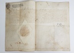 DOM AFONSO VI (1643-1683). LINDA  CARTA PATENTE EM PERGAMINHO  DO REI  DATADA  DE 4 DE SETEMBRO DE 1666, COM SELO SECO  CHANCELA DO MONARCA COM AS ARMAS DE PORTUGAL E ASSINATURA DESTE E SELLO PRIMEIRO DE 1666, NOMEANDO A JOÃO DE SANCLA COMISSÁRIO DE CAVALLARIA. JOÃO DE SANCLA FOI NO CONFLITO DA RESTAURAÇÃO DE PORTUGAL HERÓI NAS BATALHAS CONTRA O EXÉRCITO ESPANHOL. EXCERTOS DO TEXTO: DOM AFFONSO PELA GRAÇA DE DEOS REY DE PORTUGAL E DOS ALGARVES DE AQUEM E ALEM MAR EM AFRICA SENHOR DA GUINÉ E DA CONQUISTA NAVEGAÇÃO E COMÉRCIO DA ETIÓPIA, ARÁBIA, PÉRSIA E DA ÍNDIA FAÇO SABER AOS QUE A ESSA MINHA CARTA PATENTE VIREM  QUE TENDO RESPEITO A QUALIDADE E AO MERECIMENTO QUE SE REUNEM NA PESSOA DE JOÃO DE SANCLA E AOS SERVIÇOS QUE ME TEM FEITO NO EXÉRCITO DE ALENTEJO DEPOIS QUE DE FRANÇA PASSOU A ESTE REINO QUE HÁ SEIS ANOS OCUPANDO OS POSTOS DE CAPITÃO DE CAVALLARIA LIGEIRA E DE COURAÇAS ACHANDO-SE COM ELAS NAS CAMPANHAS DE ARRONCHES, ALMANSA E  ÉVORA PARTICULARMENTE NA MESMA CIDADE ENQUANTO O INIMIGO USOU DE SÍTIO, DPOIS NA BATALHA DE AMEIXAL NA QUAL RECEBEU DUAS BALAS DE QUE FICOU ALEIJADO DE SUA PERNA E MELHORADO CONTINUA A ME SERVIR ATÉ O PRESENTE SEGUINDO NDO COM SUA COMPANHIA ATÉ A PRAÇA DE VALENÇA DE ALCANTARA ASSISTIR A TUDO O QUE SE OFFERECEU NO SÍTIO DELA ATÉ SE RENDER A MINHAS ARMASE FINALMENTE SE ACHAR NA BATALHA DE MONTES CLAROS   NELLA  NAS DEMAIS OCASIÕES REFERIDAS COMO EM OUTRAS MUITAS EM QUE CONCORREU COM GRANDE VALOR E SATISFAÇÃO E  POR ESPERAR DELE JOÃO DE SANCLA QUE EM TUDO O MAIS QUE O ENCARREGAR ME SIRVA MUITO A MEU CONTENTAMENTO COMO ATÉ AGORA O FEZ POR ASSIM O DEVER TAMBÉM  A CONFIANÇA E A ESTIMAÇÃO DO ZELLO COM QUE PROCEDE HEY POR BEM E ME COMPRAZ O NOMEAR COMO POR ESTA CARTA O NOMEIO PARA COMISSARIO GERAL DA CAVALARIA DO EXÉRCITO DA PROVINCIA DO ALENTEJO QUE VAGOU DE BARTOLOMEU DE BARROS CAMINHA...DADO NA CIDADE DE LISBOA EM QUATRO DE SETEMBRO DE 1666. ASSINA EL REY. 41 CM DE COMPRIMENTO.NOTA: Após o aumento da insatisfação com a Dinastia Filipina, homens da nobreza de Portugal liderados por Dr. João Pinto Ribeiro, D. Miguel de Almeida e D. Antão de Almada; planejaram um conspiração contra Filipe III de Portugal no ano de 1640. Este grupo foi responsável pela morte de Miguel de Vasconcelos, que era Secretário de Estado, e pelo aprisionamento da prima do rei Filipe III, a Duquesa de Mântua, a quem ele confiara o governo português. Outro fator que colaborou com a conspiração foi que a Espanha estava com grande parte de suas forças armadas envolvidas na Guerra dos 30 Anos, na qual tentava acabar com a revolta de Catalunha. Era o início da Guerra da Restauração.Depois de restaurada a independência, D. João IV tornou-se o novo rei português e, junto a seus apoiadores, preocupou-se em consolidar a autonomia alcançada na Guerra da Restauração. Primeiramente, D. João IV precisava de reconhecimento internacional como rei autêntico de Portugal. Dentro do reino português, esse status foi alcançado em 1641 após o juramento ante as Cortes de Lisboa. Para disseminar a ideia pelo resto do continente, o rei mandou embaixadores no intuito de angariar apoio de outras monarquias e obteve sucesso.Obviamente, esperava-se que Espanha rechaçasse a ação portuguesa com ataques militares para conseguir a plena soberania sobre o território novamente. Como o ataque da Espanha não foi imediato, D. João IV conseguiu organizar suas forças bélicas para proteger o território conquistado na Guerra da Restauração.Após o aumento da insatisfação com a Dinastia Filipina, homens da nobreza de Portugal liderados por Dr. João Pinto Ribeiro, D. Miguel de Almeida e D. Antão de Almada; planejaram um conspiração contra Filipe III de Portugal no ano de 1640. Este grupo foi responsável pela morte de Miguel de Vasconcelos, que era Secretário de Estado, e pelo aprisionamento da prima do rei Filipe III, a Duquesa de Mântua, a quem ele confiara o governo português. Outro fator que colaborou com a conspiração foi que a Espanha estava com grande parte de suas forças armadas envolvidas na Guerra dos 30 Anos, na qual tentava acabar com a revolta de Catalunha. Era o início da Guerra da Restauração.Depois de restaurada a independência, D. João IV tornou-se o novo rei português e, junto a seus apoiadores, preocupou-se em consolidar a autonomia alcançada na Guerra da Restauração. Primeiramente, D. João IV precisava de reconhecimento internacional como rei autêntico de Portugal. Dentro do reino português, esse status foi alcançado em 1641 após o juramento ante as Cortes de Lisboa. Para disseminar a ideia pelo resto do continente, o rei mandou embaixadores no intuito de angariar apoio de outras monarquias e obteve sucesso. Começava aí a Dinastia de Bragança. Obviamente, esperava-se que Espanha rechaçasse a ação portuguesa com ataques militares para conseguir a plena soberania sobre o território novamente. Como o ataque da Espanha não foi imediato, D. João IV conseguiu organizar suas forças bélicas para proteger o território conquistado na Guerra da Restauração.Embora a documentação retrate a insatisfação persistente dos comandantes em relação ao funcionamento da tropa, a verdade é que as forças portuguesas venceram todas as batalhas que se sucederam entre o início de 1659 e 1665, logrando impedir sempre a aproximação do exército espanhol a Lisboa.A batalha das Linhas de Elvas, travada em 14 de Janeiro de 1659, pondo fim ao cerco da cidade, que durava há três meses, é paradigmática do modo como Portugal se preparou para a guerra. Toda a cidade de Elvas estava rodeada por uma muralha abaluartada, ainda hoje visível em torno do seu centro histórico e destacou-se a recém-construída fortaleza de Santa Luzia, num outeiro a sul, que ajudou a suster o assédio das forças de Dom Luís de Haro. As forças portuguesas, por sua vez, puderam concentrar o seu potencial no contra-ataque que teve efeitos devastadores sobre os sitiantes.Em 1663, deu-se a invasão mais perigosa, em que os espanhóis obtiveram mesmo a rendição da cidade de Évora, mas o exército português, reforçado com cerca de dois mil soldados ingleses, obteve nova vitória, no Ameixial, em 8 de Junho de 1663. Nesse dia, enfrentaram-se quase 50.000 homens (22.000 por Portugal e 26.000 pela Espanha) número nunca atingido até então num campo de batalha em território português, o que demonstra quer o empenho de Filipe IV em recuperar o reino rebelde quer o dos portugueses em perseverar independentes.A batalha de Montes Claros, no dia 17 de Junho de 1665, assinalou a evidência da incapacidade espanhola de vergar a causa independentista portuguesa.A morte deFilipe IV dois meses mais tarde pôs fim à disputa. Depois de ambas as cortes resolverem os seus problemas internos (o afastamento de Dom Afonso VI pelo seu irmão Dom Pedro e a definição da regência do pequeno Carlos II, nascido em 1661) o tratado de paz através do qual Madrid reconheceu finalmente a independência de Portugal foi assinado a 13 de Fevereiro de 1668. Terminava a Guerra da Restauração.