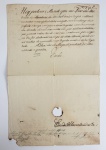 RAINHA DONA MARIA I  (1734-1816)  A PIEDOSA TAMBÉM CONHECIDA COMO A LOUCA  RAINHA DE PORTUGAL E DOS ALGARVES E RAINHA DO REINO UNIDO DE PORTUGAL, BRASIL E ALGARVES  EXCERTOS DO TEXTO: HEY POR BEM E MANDO QUE NO LIVRO DA MATRÍCULA DOS MORADORES DE MINHA CASA SE REGISTRE O ALVARA NA OUTRA MEIA FOLHA DESSA ESCRITO SEM EMBARGO DE SER PASSADO O TEMPO EM QUE SE DEVIA REGISTRAR COM A  EMENDA DA MORADIA DE MIL E SEISCENTOS RÉIS QUE SE ACEITE A DECLARAÇÃO PORQUANTO A DEVE TER DE MIL RÉIS E NÃO COMO PORN ENGANO LHE FOI DECLARADA NO CORPO DO DITO ALVARA PONDO-SE AS VERBAS DE EMENDAS NOS REGISTROS ONDE SE ACHA REGISTRADP. LISBOA DEZ DE MAIO DE MIL SETECENTOS E OITENTA E QUADRO. ASSINA A RAINHA. NO VERSO RUBRICA DO VISCONDE DE VILLA NOVA DE CERVEIRA. NOTA: Maria I (nome completo: Maria Francisca Isabel Josefa Antónia Gertrudes Rita Joana de Bragança; Lisboa, 17 de dezembro de 1734  Rio de Janeiro, 20 de março de 1816), chamada "a Piedosa" e "a Louca", foi Rainha de Portugal e Algarves de 1777 até 1815, e também Rainha do Reino Unido de Portugal, Brasil e Algarves de 1815 a 1816. De 1792 até sua morte, seu filho mais novo João atuou como regente do reino em seu nome devido à doença mental da rainha. Era a filha mais velha do rei José I e sua esposa, a infanta Mariana Vitória da Espanha. Sendo considerada a primeira rainha reinante de Portugal e Algarves1 (apesar da existência da condessa Teresa de Leão). Quando o seu pai subiu ao trono em 1750 como D. José I, D. Maria tornou-se sua herdeira presuntiva e recebeu os títulos tradicionais de Princesa do Brasil e Duquesa de Bragança. A continuidade dinástica da Casa de Bragança ficou assegurada com o seu casamento com o tio Pedro de Bragança, que subiria ao trono como Pedro III de Portugal. O casamento foi realizado na Real Barraca da Ajuda a 6 de junho de 1760. Anteriormente, pensara-se em casá-la com o seu tio, o Infante Luís de Espanha, e com José II, Imperador do Sacro Império Romano.   Seu primeiro ato como rainha, iniciando um período que ficou conhecido como a Viradeira, foi a demissão e exílio da corte do marquês de Pombal, a quem nunca perdoara a forma brutal como tratou a família Távora durante o Processo dos Távoras. Rainha amante da paz, dedicada a obras sociais, concedeu asilo a numerosos aristocratas franceses fugidos ao Terror da Revolução Francesa (1789-1799). Era, no entanto, dada a melancolia e fervor religioso de natureza tão impressionável que quando ladrões entraram em uma igreja e espalharam hóstias pelo chão, decretou nove dias de luto, adiou os negócios públicos e acompanhou a pé, com uma vela, a procissão de penitência que percorreu Lisboa.O seu reinado foi de grande atividade legislativa, comercial e diplomática, na qual se pode destacar o tratado de comércio que assinou com a Prússia em 1789. Desenvolveu a cultura e as ciências, com o envio de missões científicas a Angola, Brasil, Cabo Verde e Moçambique, e a fundação de várias instituições, entre elas a Academia Real das Ciências de Lisboa e a Real Biblioteca Pública da Corte. No âmbito da assistência, fundou a Casa Pia de Lisboa. Fundou ainda a Academia Real de Marinha para formação de oficiais da Armada.A 5 de janeiro de 1785 promulgou um alvará impondo pesadas restrições à atividade industrial no Brasil; como por exemplo proibia a fabricação de tecidos e outros produtos. Durante seu reinado ocorreu o processo, condenação e execução do alferes Joaquim José da Silva Xavier, o Tiradentes. Mentalmente instável, desde 10 de fevereiro de 1792 foi obrigada a aceitar que o filho tomasse conta dos assuntos de Estado. Obcecada com as penas eternas que o pai estaria sofrendo no inferno, por ter permitido a Pombal perseguir os jesuítas, o via como "um monte de carvão calcinado".Para tratá-la veio de Londres o Dr. Willis, psiquiatra e médico real de Jorge III (enlouquecido em 1788) mas de nada adiantaram seus "remédios evacuantes". Em 1799, sua instabilidade mental se agravou com os lutos pelo seu marido Pedro III (1786) e do seu filho, o príncipe herdeiro José, Duque de Bragança, Príncipe da Beira, Príncipe do Brasil (falecido em 1788, de varíola, aos 27 anos), com a marcha da Revolução Francesa, e com a execução do Rei Luís XVI de França na guilhotina. Por isso, João, seu segundo filho e herdeiro, que futuramente se tornaria João VI de Portugal, assumiu a regência. A Família Real Portuguesa transfere-se para o Brasil devido ao receio de ser deposta, à semelhança do que ocorrera nos países recentemente invadidos pelas tropas francesas: Napoleão acumula o título de rei de Itália, dando o título de rei de Nápoles ao seu irmão José Bonaparte, a quem posteriormente situou no trono da Espanha; nos Países Baixos a coroa é dada a seu irmão Luís Bonaparte (Luís I da Holanda). Em 1801, o primeiro-ministro de Espanha, Manuel Godoy apoiado por Napoleão invadiu Portugal por breves meses e, no subsequente Tratado de Badajoz, Olivença passou para a coroa de Espanha, mais tarde também ocupada pelos franceses. Portugal continuou a fazer frente à França e, ao recusar-se a cumprir o bloqueio naval às Ilhas Britânicas, foi iniciada a Primeira invasão francesa de Portugal, pela coligação franco-espanhola liderada pelo Marechal Junot. A família real transfere-se para o Brasil a 29 de Novembro de 1807 deixando Portugal a mercê do invasor. Junot invade Lisboa sendo nomeado governador de Portugal. A 1 de Agosto de 1808, o Duque de Wellington desembarca em Portugal e tem início a Guerra Peninsular. Entre 1809 e 1810, o exército luso-britânico lutou contra as forças invasoras de Napoleão, nomeadamente na Batalha do Buçaco. Quando Napoleão foi derrotado em 1815, Maria e a família real encontravam-se ainda no Brasil. Dos membros da realeza, porém, foi a que se manteve mais calma, chegando a declarar: Não corram tanto, vão pensar que estamos a fugir. Ao chegar ao Rio de Janeiro, a Rainha fora instalada no Convento do Carmo, ao lado do então Paço dos Vice-Reis - que foi convertido a Paço Real. Para facilitar o contato com a soberana, foi construído um passadiço ligando o Paço ao Convento. No Rio de Janeiro, a Rainha passeava de carruagem todas as tardes, e chegou a passar algumas temporadas em uma casa no atual bairro de Laranjeiras, próximo a uma bica, no Cosme Velho, cujas águas tinham fama de curar doenças. A Princesa do Brasil, Dona Carlota Joaquina, frequentava a bica, e por vezes levava a sogra, acompanhada de suas damas de companhia, daí se originando a expressão popular Maria vai com as outras.Bica da Rainha, no Cosme Velho. Acordando todos os dias por volta das oito horas, Sua Majestade fazia o desjejum e se sentava em um canapé, aguardando pela visita de seus familiares. O Príncipe Regente se ajoelhava para beijar a mão de sua mãe, seguido da Princesa do Brasil; em seguida, punham-se a conversar, e, quando a sós, o Príncipe Regente se aconselhava com a Soberana acerca dos assuntos de Estado. Depois, as netas vinham cumprimentar a avó, as mais velhas conduzindo as mais novas. Quando via as meninas entrarem, Sua Majestade exclamava: Que vem aqui fazer estes cupidinhos? ou Para que trazem cá estas pequenas?. Por fim, entravam os netos, o Príncipe da Beira, Dom Pedro de Alcântara, e o Infante Dom Miguel. Quando o neto mais velho vinha lhe beijar a mão, a Rainha coçava a cabeça do menino e lhe afagava os cabelos, dizendo à dama de companhia, Dona Joana Rita de Lacerda (futura Baronesa, e depois Viscondessa, do Real Agrado): Para este há de ser a minha coroa.Era muito grande o afeto que a Soberana nutria por aquele neto, no qual, naturalmente, via, após seu filho, a continuidade de sua Dinastia, a Sereníssima Casa de Bragança, reinante em Portugal desde 1640, e que agora vinha influenciar de modo tão direto os destinos do Brasil.utra prova desse apreço particular se deu quando do casamento de dois dos seus netos, primos-irmãos, a Infanta Dona Maria Teresa de Bragança e o Infante Dom Pedro Carlos de Bourbon: a Rainha havia entregado sua caixa de joias ao Príncipe Regente, pois sentia que não precisava mais delas; mas, ao ficar sabendo que, como presente de casamento do pai, a Infanta Dona Maria Teresa havia escolhido uma das melhores peças, Sua Majestade exclamou, exasperada: E o que darão à mulher do Pedro quando ele se casar?.D. Maria viveu no Brasil por oito anos, sempre em estado de incapacitação. Ela morreu no Convento do Carmo, na cidade do Rio de Janeiro, em 20 de março de 1816, aos 81 anos de idade. Após as cerimónias fúnebres, seu corpo foi sepultado no Convento da Ajuda. Também no Rio, foi composto um réquiem em sua homenagem, pelo grande compositor carioca Padre José Maurício Nunes Garcia. Com sua morte, o Príncipe Regente D. João foi aclamado Rei do Reino Unido de Portugal, Brasil e Algarves. Em 1821, após o retorno da Família Real para Portugal, seus restos mortais foram transladados para Lisboa e sepultados em um mausoléu na Basílica da Estrela, igreja que ela mesma mandou erguer. O Secretário dos Negócios Estrangeiros, Luís Pinto, escreveu uma carta ao embaixador português em Londres, relatando na época alguns acontecimentos: É com grande tristeza que o informo de que Sua Majestade está a sofrer de uma aflição melancólica que degenerou em insanidade, até ao que se receia que seja o delírio total. Tendo em vista esta infeliz situação, acredito que seria benéfico que o Dr. Willis, o médico principal que assistiu a Sua Majestade Britânica em circunstâncias similares, viesse a esta corte logo que possível. Proporcionar-lhe-emos todo o dinheiro necessário, sem limitações. Concordaremos com tudo o que proponha, se tiver de celebrar um contrato com ele, e deixará a remuneração à discrição generosa desta corte . A rainha teve sempre um temperamento melancólico e sujeito a aflições nervosas. A sua disposição é de grande submissão e tem uma certa timidez, a sua imaginação é viva e os seus hábitos inclinam-se para a espiritualidade. Desde há muitos anos que tem vindo a sofrer de dores de estômago e de espasmos no abdômen, com tendência a piorarem devido à aversão que tem a remédios purgativos, especialmente clísteres que nunca consentia.
