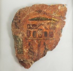 FRAGMENTO EM ESTUQUE  DA DECORAÇÃO DE  SARCÓFAGO EGÍPCIO COM CARACTERISTICAS DECORATIVOS DO  NOVO IMPÉRIO  (1422-1390 AC) .  EX COLEÇÃO DR. ANTONIO MELILLO E EX COLEÇÃO DR. CARLOS M. FERREIROZ DIAZ. A CENA REPRESENTA UMA PILHA DE OFERENDAS SOBREPOSTAS OFERECIDAS AOS DEUSES PELO DONO DA TUMBA. EM UMA MESA ESTÃO DISPOSTOS CINCO FRASCOS SENDO DELES COM TAMPA. SOBRE OS FRASCOS  UMA PERNA DE GAZELA SACRIFICADA AOS DEUSES E UMA FOLHA DE JUNCO.A SUPERPOSIÇÃO É UMA CONVENÇÃÕ NA ARTE EGÍPCIA APLICADA PARA ILUSTRAR TODOS OS ELEMENTOS IMPORTANTES.  DO LADO ESQUERDO DA MESA A FIGURA DE UM DEUS E DO LADO DIREITO PODE-SE DIVISAR O BRAÇO DO OFERTANTE ESTENDO SUA MÃO EM DIREÇÃO AO DEUS. FINALMENTE ABAIXO DA MESA DOIS BRASEIROS SÃO REPRESENTANDOS. AS OFERENDAS ERAM PARTE DO RITUAL DA RESSUREIÇÃO A CRENÇA EGIPCIA NOS RITUAIS DOS MORTOS PRECONIZAVA:  OFERECER TODAS AS COISAS BOAS E PURAS E ABASTECER O ALTAR COM INCENSO E PÁSSAROS. PARA AMON EM TODOS OS SEUS LUGARES; PARA OSÍRIS SENHOR DA ETERNIDADE; PARA HATHOR, SENHORA DA NECRÓPOLE. PARA FAZER VIVER O DONO DA TUMBA. EGITO CIRCA DE 1400 ANOS AC.
