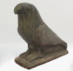 HORUS LINDA ESCULTURA EM PASTA DE PEDRA (GRÃOS DE QUARTZO EM PÓ FINO FUNDIDOS COM PEQUENAS QUANTIDADES DE ÁLCALI E/OU CAL POR MEIO DE AQUECIMENTO PARCIAL) APRESENTANDO RESQUICIOS DE COLORAÇÃO EM AZUL E OURO. APRESENTA O DEUS HORUS EM SUA FIGURA DE FALCÃO. EX COLEÇÃO DR. ANTONIO MELILLO E EX COLEÇÃO DR. CARLOS M. FERREIROZ DIAZ. EPOCA SAITA (700 A.C.) ENCONTRADA EM MENFIS 775653 a.C. . EGITO 19 CM DE COMPRIMENTO. NOTA Uma das divindades mais proeminentes do antigo Egito é o deus dos céus, Hórus. Ele é frequentemente retratado como um homem com cabeça de falcão ou um falcão com coroa dupla, o que representa seu governo sobre o Alto e o Baixo Egito. O Olho de Hórus é um amuleto poderoso que está ligado à sua proteção e visão.No antigo Egito, os deuses conhecidos como egípcios Hor, Har, Her, Heru ou Horus foram criados como divindades falcões. Eles eram representados pelo olho direito sendo o sol ou estrela da manhã, e o olho esquerdo sendo a lua ou estrela da tarde. Durante a época dos antigos faraós egípcios, havia numerosos cultos aos falcões.  O deus egípcio Hórus é uma divindade complexa e contraditória. Segundo os antigos egípcios, ele teve muitas manifestações, e cada uma delas representa um aspecto diferente do seu ser. Ele era frequentemente descrito como um falcão e representava os princípios da realeza do Egito. Um pente de marfim foi usado para retratar o deus falcão Hórus, e também o mostrou como um pássaro andando em um barco com as asas abertas. Ele foi retratado com as estrelas, a lua e o sol nos olhos. À medida que a religião cresceu, tornou-se mais evidente que Hórus era filho de Ísis e Osíris , e também rival de Seth . Isto resultou em um mito sobre Seth e Hórus , onde ele sentia inveja de seu irmão, Osíris . Ele matou Osíris e partiu seu corpo em pedaços, espalhando-os por todo o Egito.Com a ajuda de sua irmã Néftis , Ísis conseguiu obter os pedaços de seu marido, Osíris. Depois de trazê-lo de volta à vida, Ísis tornou-se a governante da terra sagrada e do submundo. Ela também deu à luz Hórus e o escondeu para que um dia ele pudesse vencer Seth.Quando era mais velho, Hórus lutou contra Seth . Depois de derrotá-lo, ele se tornou rei. Infelizmente, durante a batalha, Seth dividiu seu olho em seis pedaços, o que fez com que Thoth restaurasse seu olho e criasse o Olho de Hórus, também conhecido como Wadjat. Hórus era um deus de grande significado e influência na religião egípcia antiga. Ele era o deus do céu, da realeza, da proteção, da cura e do sol. Ele era filho de Osíris e Ísis , e inimigo de Set. Ele foi o primeiro rei e ancestral de todos os faraós. Ele também foi um conceito, um princípio e um modo de vida que moldou a cultura e os valores do antigo Egito.