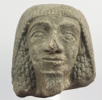 GRANDE ESCULTURA EM GRANITO APRESENTANDO FIGURA DE VIZIR PASER 19 DINASTIA (1282-1189 AC.  X COLEÇÃO DR. ANTONIO MELILLO E EX COLEÇÃO DR. CARLOS M. FERREIROZ DIAZESCULTURAS DO VIZIR PASER TEM SIDO ENCONTRADAS EM QUASE TODO O EGITO  O MUSEU NACIONAL DA CIVILIZAÇÃO EGPCIA DO CAIRO POSSUE EM SEU ACERVO UM ESCULTURA DO  VIZIR PASER COM CARACTERISTICAS MUITO SEMELHANTES A ESSA. VIDE EM https://pt.dreamstime.com/est%C3%A1tua-de-granito-negro-do-vizier-paser-em-exposi%C3%A7%C3%A3o-no-nmec-egito-cairo-figura-uma-granita-exposta-museu-nacional-da-image266038230.  EGITO, 12. DINASTIA  20 X 20 CM NOTA: Paser fazia parte da comitiva próxima do filho de Seti I, o então Príncipe Ramsés, e um Príncipe e Conde hereditário.Paser ocupou muitos títulos e honras ao longo de sua vida. O texto autobiográfico no túmulo de Paser nos conta que Menmaatre, ou seja, Seti I , elevou Paser ao posto de primeiro companheiro do palácio, e mais tarde o promoveu a camareiro-chefe do Senhor de Ambas as Terras e sumo sacerdote dos Grandes da Magia ( Werethekau ). Eventualmente, Seti I nomeou Paser governador da cidade e vizir. Paser recebeu o tributo das terras estrangeiras para seu rei e foi enviado por todo o Egito para calcular a receita. Quando Ramsés II assumiu o trono, ele renomeou Paser como camareiro-chefe do Senhor de Ambas as Terras, sumo sacerdote do Grande da Magia e vizir.  Entre suas principais obras estava a construção do túmulo de Seti I no Vale dos Reis . Monumentos com o nome de Paser vêm de todo o Egito. Existem alguns itens cuja procedência é desconhecida. Por exemplo, uma estátua de granito cinza segurando uma estela pertence a Paser, assim como uma estátua de cócoras de granito preto agora no Museu Britânico. Wilbour relata ter visto uma estátua de Paser em Tell Roba.