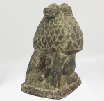 THOTH  ESCRIBA DOS DEUSES REPRESENTADO COMO BABUÍNO CINOCÉFALO. ESCUTURA EM PASTA DE PEDRA GRÃOS DE QUARTZO EM PÓ FINO FUNDIDOS COM PEQUENAS QUANTIDADES DE ÁLCALI E/OU CAL POR MEIO DE AQUECIMENTO PARCIAL). EX COLEÇÃO DR. ANTONIO MELILLO E EX COLEÇÃO DR. CARLOS M. FERREIROZ DIAZ. EPOCA SAITA (700 A.C.) ENCONTRADA EM MENFIS 775653 A.C..  PROVENIENTE DE ESCAVAÇÃO EM TEBAS. EGITO, 14 CM DE ALTURA. NOTA: Thoth , na religião egípcia , um deus da lua, do cálculo , do aprendizado e da escrita . Ele foi considerado o inventor da escrita, o criador das línguas, o escriba, intérprete e conselheiro dos deuses, e o representante do deus sol , Re . Sua responsabilidade pela escrita foi compartilhada com a deusa Seshat . O culto de Thoth estava centrado na cidade de Khmunu ( Hermópolis ; moderna Al-Ashmnayn) no Alto Egito .No mito deOsíris , Thoth protegeu Ísis durante sua gravidez e curou o olho de seu filho, Hórus , que havia sido ferido pelo adversário de Osíris, Seth . Ele pesou os corações dos falecidos em seu julgamento e relatou o resultado ao deus presidente, Osíris, e seus colegas juízes. Os animais sagrados de Thoth eram o íbis e o babuíno; milhões de corpos mumificados desses animais foram encontrados em cemitérios próximos a Hermópolis e Memphis . Thoth geralmente era representado em forma humana com cabeça de íbis. Os gregos identificaram Thoth com seu deus Hermes e o chamaram de Thoth, o três vezes grande (Hermes Trismegistos). Importantes obras filosóficas foram atribuídas a Hermes Trismegistos .