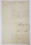 VISCONDE COM GRANDEZA  DE VILLA REAL DA PRAIA GRANDE (17961851   CAETANO PINTO MONTENEGRO DE MIRANDA FILHO - CAPITANIA DE PERNAMBUCO   CERTIDÃO SOLICITADA PELO VISCONDE  DA VILLA REAL DA PRAIA GRANDE A JOSÉ ANTONIO DOS SANTOS SILVA ESCRIVÃO DA VEADORIA  GERAL E MATRICULA DA GENTE DE GUERRA DA CAPITANIA DE PERNAMBUCO SOBRE SUA ADMISSÃO NO EXERCITO REAL REGISTRADO NO LIVRO MESTRE. COM CHANCELA DO SELO DO REINO UNIDO BRASIL PORTUGAL E ALGARVES. EXCERTOS DO TEXTO: DIZ CAETANO PINTO DE MIRANDA MONTENEGRO JUNIOR POR SEU BASTANTE PROCURADOR QUE LHE É NECESSÁRIO QUE O ESCRIVÃO DA VEADORIA REVENDO O LIVRO MESTRE DO ESTINTO REGIMENTO POR CERTIDÃO O DIA MÊS E ANO EM QUE ASSENTOU PRAÇA E DE TUDO MAIS QUE CONSTAR NO REFERIDO ASSENTO. SEJA SERVIDO ASSIM MANDA EL REY MAGESTADE. JOSÉ ANTONIO DOS SANTOS E SILVA ESCRIVÃO DA VEADORIA GERAL E MATRÍCULA DA GENTE DE GUERRA DESTA CAPITANIA DE PERNAMBUCO POR SUA MAGESTADE E FIDELISSIMA QUE DEUS GUARDE CERTIFICO QUE NO LIVRO MESTRE DO EXTINTO REGIMENTO DE INFANTARIA DE LINHA DESSE RECIFE  CONSTA QUE O SUPLICANTE FILHO DO GOVERNADOR DESTA CAPITANIA, CAETANO PINTO DE MIRANDA MONTENEGRO, NATURAL DO RIO DE JANEIRO IDADE DE 17 ANNOS AO ASSENTAR PRAÇA, ALTURA DE CINCO PÉS E DUAS POLEGADAS (1 METRO E 57 CM  EM NOSSAS MEDIDAS ATUAIS), CABELOS CASTANHOS, OLHOS PARDOS, ASSENTOU PRAÇA VOLUNTARIAMENTE NA COMPANHIA DE CAÇADORES DO DITO REGIMENTO EM 30 DE MARÇO DE 1813. FOI RECONHECIDO CADETE EM PRIMEIRO DE ABRIL DO DITO ANO E PASSOU A TENENTE DE INFANTARIA ADIDO AO ESTADO MAIOR DO EXÉRCITO COM EXERCICIO DE AJUDANTE DE ORDENS DO DITO GOVERNADOR EM 12 DE DEZEMBRO DE 1814 POR DECRETO DE 25 DE JULHO DO MESMO ANO. É O QUE CONSTO DE SEU ASSENTO AO QUAL ME REPORTO. RECIFE DE PERNANMBUCO, 27 DE DE NOVEMBRO DE 1817. ASSINA O ESCRIVÃO E CHANCELA COM SELO DO REINO UNIDO DE PORTUGAL, BRASIL E ALGARVES. NOTA: Caetano Pinto de Miranda Montenegro Filho, segundo visconde com grandeza de Vila Real da Praia Grande (1796  Rio de Janeiro, 11 de fevereiro de 1851), foi militar e político brasileiro. Sentou praça no regimento da infantaria da linha de Pernambuco. Foi reformado com a patente de coronel em 1838 Foi presidente das províncias do Espírito Santo, de 23 de novembro de 1829 a 3 de março de 1830, de Alagoas, de 4 de abril de 1830 a 19 de maio de 1831, e do Rio de Janeiro, durante 1845. Era filho de Maria da Encarnação Carneiro de Figueiredo Sarmento e de Caetano Pinto de Miranda Montenegro, marquês de Vila Real da Praia Grande. Casou-se, em 20 de dezembro de 1823, no Rio de Janeiro, com Maria Elisa Gurgel do Amaral e Rocha (em casada, Maria Elisa Gurgel do Amaral Montenegro), filha de Mariana Violante da Gama e Freitas e de Luís José Viana do Amaral e Rocha, falecida aos 67 anos, em 30 de novembro de 1867. Tiveram filhos:  Maria da Penha Pinto de Miranda Montenegro (Rio de Janeiro, 26 de fevereiro de 1835 - Paris, 19 de abril de 1893), esposa de João de Sousa da Fonseca Costa, futuro visconde da Penha; Luís Pinto de Miranda Montenegro, futuro presidente da província do Rio de Janeiro e desembargador da Relação de Ouro Preto; João Pinto de Miranda Montenegro, moço-fidalgo da Casa Imperial por dec. de 12 de setembro de 1848,4 falecido em 1 de março de 1856,5 aos 16 anos de idade; Aires Pinto de Miranda Montenegro (fal. em 1873), moço-fidalgo da Casa Imperial, tenente da Guarda Nacional, casado, em 10 de janeiro de 1861, com Antônia Carolina de Castro Neto, filha do barão de Muriaé;8 pai da baronesa de Maia Monteiro. Os restos mortais do visconde e da viscondessa da Vila Real da Praia Grande repousam no Cemitério da Ordem Terceira dos Mínimos de São Francisco de Paula, no Rio de Janeiro.