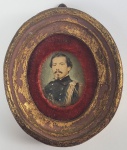AYRES PINTO DE MIRANDA MONTENEGRO (1831-1873) FILHO DO VISCONDE DE VILLA REAL DA PRAIA GRANDE. MOÇO FIDALGO DA CASA IMPERIAL, TENENTE DA GUARDA NACIONAL, CASADO EM 10 DE JANEIRO DE 1861 COM ANTONIA CAROLINA DE CASTRO NETO, FILHA DO BARÃO DE MURIAÉ. RETRATO DE AYRES PINTO DE MIRANDA MONTENEGRO COM UNIFORME DE TENENTE DA GUARDA NACIONAL. NO VERSO INSCRIÇÃO: PINTADO EM PERNAMBUCO EM 22 DE FEVEREIRO DE 1858. TINHA 30 ANOS INCOMPLETOS.  ERA PAI DA BARONESA DE MAIA MONTEIRO , DONA MARIA ELISA PINTO DE MIRANDA MONTENEGRO. SEU FILHO MANOEL PINTO DE MIRANDA MONTENEGRO CASOU-SE COM SOFIA IPANEMA MOREIRA FILHA DO BARÃO DE IPANEMA. 8 CM DE ALTURANOTA: O BARÕ DE MURIAÉ foi fdalgo e abastado fazendeiro brasileiro.Grande do Império, foi fidalgo cavaleiro, comendador da Imperial Ordem de Cristo e cavaleiro da Ordem Militar de Cristo. Elevado a barão por decreto de 15 de abril de 1847Filho do Capitão Jerônimo Pinto Neto e de D. Antonia Joaquina da Cruz; era primo de Joaquim Pinto Neto dos Reis, primeiro barão de Carapebus. Foi abastado senhor de terras e escravos em Campos dos Goytacazes (RJ), era proprietário, entre outras, da Fazenda São Francisco de Paula, depois conhecida como Fazenda da Baronesa, cujo imponente solar pertence à Academia Brasileira de Letras.Sua família recebeu o Imperador Dom Pedro II em diversas ocasiões. Escreveu Alberto Lamego : O velho solar que guarda o nome de fazenda da baroneza, que hospedou testas coroadas e fidalgos, em cujos salões faiscantes de prataria e cristaes, tiveram lugar os mais afamados banquetes e bailes da época. A "Collecção D. Rosa Joaquina", em Macaé (RJ), guarda grande parte do recheio proveniente do Solar da Baronesa, como, por exemplo, peças do histórico serviço "Vieux Paris", comprado para receber o Imperador em 1847.