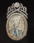 A partir desse momento apregoaremos uma importante coleção de jóias do período setecentista e oitocentista portuguesas e brasileiras construídas em prata, ouro com cravação de Minas Novas e Crisólitas. As chamadas jóias espetáculo que refletem a riqueza e o poder das descobertas de diamantes no Brasil no início do sec. XVII.  Seguiam na maioria das vezes uma estética  denominada Giardinetti (composições que simulavam arranjos florais ou vegetação) no caso de colares, brincos e sequilles femininos. Aos homens destinavam-se a chateleines e  fivelas de sapatos. Iniciaremos com o lote que segue: VENUS E CUPIDO  FORMIDÁVEL PENDENTE EM OURO, PRATA E MARFIM COM CRAVAÇÃO DE MINAS NOVAS. O TOPO APRESENTA FLOR EMOLDURADA POR SEGUIMENTOS QUE CONFEREM ESTÉTICA GIRADINETTI. PORTUGAL, INICIO DO SEC. XIX. 7 CM DE ALTURANOTA: O século XVIII foi uma época gloriosa para a Joalharia Portuguesa devido à descoberta de ouro e posteriormente, de diamantes no Brasil que veio marcar todas as artes com especial relevo para a Joalheria. As tendências dominantes dos séculos anteriores traduziam-se no sentimento religioso, na utilização de esmaltes e gemas coloridas enquanto, que este novo período, deu lugar a jóias mais uniformes na sua decoração e design, realçando o brilho e a cor de uma única gema. Nesta época gloriosa, emergiu a chamada "jóia-espectáculo", que fazia transparecer publicamente a posse de riqueza e de poder ou crença religiosa. Em Portugal e no Brasil, pode-se comprovar tal fato pela profusa exibição de Insígnias das Ordens Militares pelos seus membros. Alguns grandes senhores possuíam riquíssimas obras de joalharia em diamantes e rubis (Insígnias das ordens de Cristo ou de Santiago) e esmeraldas (Insígnias da ordem de Avis). Até à data, a lapidação mais apreciada era em talhe "rose" que constava de várias facetas na superfície visível superior da gema. Na lapidação em "brilhante" desenvolvida e aperfeiçoada em Veneza, no ínicio do século XVIII, as facetas são dispostas de modo geométrico, de maneira a que a luz aumente o brilho, a cor e o fogo do diamante. Nesta época, a grande tendência barroca motivou o desenvolvimento da nova lapidação e era considerado mais hábil o ourives que tivesse a capacidade de tornar os suportes para as gemas. Técnica facilitada com o aparecimento dosdiamantes do Brasil, mais fundos que os provenientes da Índia, logo mais adaptáveis às exigências do novo talhe. Foi a partir da segunda metade do século XVIII, que os diamantes brilhantes começaram a ser apreciados, simultaneamente, com o auge das encomendas aos joalheiros e ourives de Paris pela Casa Real Portuguesa. Na grandiosa "Custódia de Ouro do Cabido da Sé de Lisboa" realizada entre 1755 e 1760, são encontradas entre outras gemas, grandes diamantes lapidados em rosa, fato que permite duvidar de uma utilização significativa, na joalharia portuguesa, de diamantes lapidados em brilhante anteriores a esta década. Não são apenas os diamantes e as gemas" tradicionais" como as esmeraldas,rubis,pérolas e as safiras, as pedras utilizadas na Joalharia Portuguesa setecentista. As gemas de baixo valor aquisitivo também foram utilizadas em grande quantidade de joias de modo a ilustrar e preenchê-las de valor decorativo. Na Joalharia Portuguesa eram utilizados como substitutos de diamantes os topázios, as crisólitas, os citrinos e cristais-de-rocha lapidados em brilhante que atualmente, se designa, de modo geral, como "minas-novas". Pedrarias estas que se encontravam com facilidade no Brasil, sendo o cristal de rocha(quartzo incolor cristalizado) também comum em Portugal. Os ourives e joalheiros do século XVIII inspiravam-se na fonte naturalista, tal acontecia em toda Europa. As jóias mais produzidas nesta época eram em forma de flores, estilizadas ou retratadas identicamente conforme os originais que refletiam os jardins barrocos transformando as jóias em pequenos e preciosos jardins. As populares laças e mouro não deixaram de ser influenciadas por este longo naturalismo. O último período de esplendor da joalharia ocidental ficou denominado pela elegância das jóias dos homens, nomeadamente, alfinetes de chapéus, relógios com correntes, fivelas para mantos e sapatos, botões e insígnias. Pode dizer-se que este foi o último período de esplendor da joalharia masculina no ocidente. Na segunda metade do século, destacava-se o laço com pendente, em ouro ou prata encrustado com diamantes que podia ser utilizado em roupas, brincos ou pendente no centro do colar. A ourivesaria portuguesa foi durante o período barroco até movimentos do século XIX influenciado pela produção de ouro do Brasil. Hoje, são poucas as jóias da Família de alta aristocracia que sobreviveram a esta época, salvo as representadas em pinturas e desenhos, ou registadas em documentação. Contudo, o conjunto do Palácio da Ajuda conhecido por"Jóias da Coroa", reunido já durante o Estado Novo, possui algumas peças dos finais do século XVIII, algumas extraordinariamente importantes. Porém, novas modas e dificuldades económicas obrigaram a transformações das jóias ou à sua destruição. Em 1845 ainda se conservava na Casa da Moeda de Lisboa, proveniente da antiga Igreja Patriacal, o Cetro em ouro de D. João I que, entre tantas outras preciosidades, acabou por ser fundido para enriquecer os cofres do Estado. Nos cadinhos da Casa da Moeda foi igualmente destruído o valioso tesouro das jóias da imagem da Nossa Senhora do Carmo, entre as quais duas coroas em ouro e com grandes pedrarias oferecidas por D. João V. No decorrer dos setecentos, evidenciou-se a oficina dos Pollet, joalheiros de origem polaca que serviram sobretudo D. Maria I. Adão Gotlieb Pollet, "cravador da Corte", desde 1779, foi o autor de algumas das magníficas obras que esta rainha possuiu. De sua autoria apenas se conhece hoje um belíssimo alfinete com uma safira de 100 quilates, rodeada de diamantes-brilhantes, guardada no Palácio Nacional da Ajuda. O seu filho David Ambrosio Pollet conservou a régia clientela de seu pai após a sua morte. Uma das suas encomendas foi a das jóias oferecidas por ocasião do casamento dos Príncipes D. João e D. Carlota Joaquina. No Palácio Nacional da Ajuda em Lisboa conservam-se algumas jóias de grande valor executadas por este ourives. Destas destacam-se a " Placa Insígnia das Três Ordens" e o grande "Tosão de Ouro", todas executadas em 1789. Este último, uma das insígnias mais grandiosas em toda a Europa, já anuncia o neoclassicismo. É curioso salientar que foram as jóias de carácter mais popular que sobreviveram ao século dos "diamantes", obras executadas para a pequena e média fidalguia, ou para abastados burgueses. As jóias mais difundidas na segunda metade do século são, sem dúvida, as "laças", apresentando-se como o próprio nome indica, com a forma de um laço a que se acrescentou um pendente. As "laças", em prata ou ouro, enriquecidas em alguns casos por pequenos diamantes, tanto podem ser alfinetes, como brincos ou como pendentes no centro de um colar. O laço como desenho da jóia é tipicamente europeu para todo o século XVIII, se bem que em Portugal tenha um tratamento próprio, facilmente distinguível. Este motivo serviu simultaneamente na produção de jóia sem "minas novas", o mais famoso substituto de outras pedras de cor. Um outro tipo de pendente, que se designa tradicionalmente de "Sequilé", apresenta uma forma de losango ao alto dividido em duas secções. O "Sequilé", se bem que a origem do seu nome seja francesa, sugere uma forte inspiração da joalharia popular ibérica na sua concepção.
