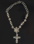 EXPLENDIDO COLAR EM PRATA E MINAS NOVAS COM PEDANTIFE CRUCIFORME. ESTE MAGNIFICO COLAR DO FINAL DO SEC. XVII É OBRA DE ARTIFICE BRASILEIRO DA REGIÃO DO TIJUCO. LINDAS ROSÁCEAS COM PÉTALAS EM MINAS NOVAS ASSIM COMO O MIOLO CENTRAL SÃO O MOTO PARA EXIBIR UMA PRECIOSA CRUZ COM FINA CRAVAÇÃO NAS MESMAS PEDRAS E COM O MESMO TRABALHO FLORAL. POUCAS VEZES SE VERÁ UM TRABALHO BRASILEIRO DE TAL QUALIDADE PROVENIENTE DE ARTÍFICE PRÁTICO DAS MINAS GERAIS. PEÇA DE MUSEU! TIJUCO, FINAL DO SEC. XVIII. 38 CM DE COMPRIMENTO