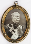 DUQUE DE CAXIAS  FOTOGRAFIA MEMORIAL SOBRE PLACA DE PORCELANA COM MOLDURA EM BRONZE ORMOLU. HOMENAGEM FEITA APÓS AS EXÉQUIAS DO DUQUE EM 1880. A MORTE DO DUQUE DE CAXIAS TROUXE CONSTERNAÇÃO NACIONAL, E MANIFESTAÇÕES DE PESAR ACOMPANHADAS DA JUSTA HOMENAGEM  VIERAM DE TODAS AS PARTES DO BRASIL. EM 1854, DOIS FOTÓGRAFOS FRANCESES, BULOT E CATTIN, PATENTEARAM UM PROCESSO PARA ADERIR UMA IMAGEM FOTOGRÁFICA EM PORCELANA OU ESMALTE, QUEIMANDO-A EM UM FORNO. AS IMAGENS ORIGINAIS DE CERÂMICA FORAM FEITAS EM PRETO E BRANCO E DEPOIS MONTADAS COM MOLDURAS EM BRONZE. CAXIAS FOI O ÚNICO DUQUE TITULADO  EM TODO PERÍODO IMPERIAL BRASILEIRO A EXCEÇÃO DA DUQUESA DE GOIÁS (FILHA DE DOM PEDRO I COM A MARQUESA DE SANTOS) E O DUQUE DE SANTA CRUZ (IRMÃO DA IMPERATRIZ AMÉLIA). O DUQUE DE CAXIAS FOI A ESPADA DO IMPÉRIO, SEM ELE O BRASIL TERIA SE FRAGMENTADO EM REVOLTAS. UM DOS NOMES MAIS DESTACADOS NO PROCESSO DA FORMAÇÃO DE NOSSO PAÍS. FRANÇA, SEGUNDA METADE DO SEC. XIX. 19 CM DE ALTURANOTA: CARTA DE DOM PEDRO II A CONDESSA DE BARRAL COMUNICANDO A MORTE DE CAXIAS:Morreu ontem na fazenda o Caxias. Ainda ontem disse-me o irmão que êle estava muito melhor. Conhecia-o e estimava-o desde 1832. Tinha de 76 para 77 anos. Assim vai ficando a gente por êsse mundo. Amanhã há de ser dia nefasto, por causa do entêrro do Caxias que, aliás, declarou no testamento que não quer honras e ser levado apenas por seis soldados para a Igreja da Cruz dos Militares, e fasto porque estando tudo determinado, não se poderão adiar os festejos do dia 25 de março, que só agora se realizarão, por só terem tido pronto no dia 3 a sua farda rica os novos ministros, e a inauguração do serviço das águas é aliás benefício urgente. Logo há audiência e depois diplomatas a despachar. E em continuação: São apenas 11 i/2. Estimei que o Ministério entendesse que se podia adiar a festa de inauguração do serviço das águas e não houvesse teatro amanhã que se enterra o Caxias. Vou ainda ler e depois descansar