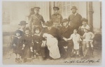 PRINCESA ISABEL, CONDE D'EU FILHOS, NORAS E NETOS EM UMA FOTOGRAFIA ENDEREÇADA A EDUARDO DE NIOAC, FILHO DO BARÃO DE NIOAC.  OS PRÍNCIPES DOM ANTONIO E DOM LUIZ APARECEM TRAJANDO UNIFORMES MILITARES, OS DOIS LUTARAM NA PRIMEIRA GUERRA MUNDIAL QUE ACONTECIA QUANDO ESSE RETRADO FOI FEITO. AMBOS ACABARIM MORRENDO EM DECORRÊNCIA DA GUERRA. FOI FEITA  NO CASTELO D'EU NO DIA 15 DE OUTUBRO DE 1914. COM DEDICATORIA DA PRINCESA AGRADECENTO OS VOTOS DE ANO NOVO EM 1 DE JANEIRO DE 1915. EXCERTOS DO TEXTO: NOSSOS AGRADECIMENTOS E NOSSOS MELHORES VOTOS! SEUS MUITO AFEIÇOADOS. ASSINA ISABEL CONDESSA D'EU E O CONDE D'EU GASTON DE ORLEANS. nota: Isabel Cristina Leopoldina Augusta Micaela Gabriela Rafaela Gonzaga de Bragança e Bourbón nunca chegou a assumir o trono do Brasil. Ela se tornou a primeira na linha de sucessão à coroa: seus dois irmãos faleceram na infância e ela era a mais velha entre as mulheres. No entanto, a República veio, e, com isso, a família imperial brasileira teve que deixar o Brasil em um doloroso exílio forçado pelo banimento. A Princesa Isabel a exemplo de seu pai o Imperador Dom Pedro II nunca aceitou retornar ao país e lutar por seu trono em uma guerra civil mesmo que tenha sido muitas vezes instada a isso. A república não era popular e os brasileiros se ressentiam da ausência da Família Imperial. Em uma carta dirigida  a JOAO ALFREDO CORREIA DE OLIVEIRA  que foi Ministro e Chefe de Gabinete durante a última regência da Princesa Isabel ela afirma: Meu pai, com seu prestígio, teria provavelmente recusado a guerra civil como um meio de retornar à pátria... Lamento tudo quanto possa armar irmãos contra irmãos... É assim que tudo se perde e que nós nos perdemos. O senhor conhece meus sentimentos de católica e brasileira". Embora no Brasil o fato de ser casada com o estrangeiro causasse desconforto à população, essa relação foi essencial durante o exílio: a dupla que teve que passar o resto da vida na Europa, continente natal do Conde dEu. O casal comprou o castelo dEu, na Normandia, onde viveu até os seus dias finais. O local era inclusive mobiliado com itens de decoração vindos diretamente do Brasil. Eles tinham uma vida tranquila, mas a morte de dois de seus filhos, Antônio e Luís, causaram muita dor à Isabel. Quando chegaram na França, Dom Antônio Gastão e Dom Luís Maria tinham oito e onze anos, respectivamente. Crescendo naquele país, eles tinham o objetivo de defendê-lo quando completassem a idade do alistamento militar - ideia apoiada pelo pai, o Conde DEu, que já havia aberto mão do trono francês ao se casar com Isabel.  Entretanto, a França se recusou a receber os dois príncipes em seu exército  provavelmente, pelo fato de o país ser uma república. Com isso, os dois se alistaram no Império Austro-Húngaro, então governado pelo tio deles, o imperador Francisco José I. Fazendo carreira militar junto aos austríacos, eles não imaginavam que os dois países entrariam em choque na Grande Guerra. Os dois saíram do exército austríaco pouco antes do assassinato do arquiduque Francisco Ferdinando, que daria início à Guerra.  Em 1914, rejeitados novamente pelo exército francês, ambos se alistaram nas fileiras britânicas devido a parentescos com a família real de lá, relata a historiadora Teresa Malatian, autora do livro D. Luís de Orleans e Bragança, peregrino de impérios. Portanto, os dois filhos da Família Real Brasileira se envolveram na Guerra considerando-se franceses, treinados no Império Austríaco e defendendo o exército Britânico.Luís entrou na guerra em agosto de 1914, lutando por quase um ano. Encarregado da comunicação entre as trincheiras, ele atuou em pântanos no norte da França, contraindo uma espécie de reumatismo que o levaria à morte no ano de 1920, aos 42 anos. Nos últimos anos, ele se locomoveu em cadeira de rodas, e passava o tempo enaltecendo a imagem do Brasil e ensinando português para seus filhos.Seu irmão, D. Antônio, se tornou capitão do regimento Dragão Canadense Real, junto aos canadenses que defendiam a bandeira britânica. Lá, ele participou de muitas batalhas aéreas  o que também seria o prenúncio de sua morte. Com o fim da guerra, Antônio sofreu um acidente de avião nos arredores de Londres, falecendo em decorrência dos ferimentos em 29 de novembro de 1918, aos 37 anos. Isabel morreria em 14 de novembro de 1921, aos 75 anos. Ela foi inicialmente enterrada na França, mas seus restos mortais foram trazidos até o Brasil, onde ela foi enterrada novamente na Catedral de São Pedro de Alcântara, em Petrópolis, no Rio de Janeiro, ao lado de seus pais, Pedro II e Teresa Cristina, nomeado Mausoléu Imperial.