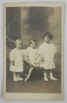 PRINCESA ISABEL PARA EDUARDO NIOAC  - FOTOGRAFIA DOS NETOS MAIS VELHOS DA PRINCESA ISABEL SENDO DA DIREITA PARA ESQUERDA DONA ISABEL CONDESSA DE PARIS, DOM PEDRO GASTÃO E DOM LUIZ GASTÃO FILHOS DE DOM LUIZ MARIA DE ORLEANS E BRAGANÇA E DONA MARIA PIA DE BORBONE DUE-SICILIE. O RETRATO FOI TIRADO EM 1913. NO VERSO DEDICATORIA DA PRINCESA ISABEL COM MELHORES VOTOS DE FELIZ ANO NOVO, ASSINADO PELA PRINCESA, DATADO DE PRIMEIRO DE JANEIRO DE 1913.  E ENDEREÇADO A EDUARDO DE NIOAC FILHO DO BARÃO DE NIOAC. NOTA: Exilado na FRANÇA o Imperador Dom Pedro II dividia seus dias entre a casa da Princesa Isabel e do Conde D'eu em Versalhes e a Casa do CONDE NIOAC em Paris. Os Nioac solidários a Família Imperial impuseram-se um exílio voluntário acompanhando o Imperador e os Condes D'Eu. Estiveram presentes durante toda a vida da Princesa Isabel e também dos seus filhos. Durante os 37 anos em que foram celebrados os réquiens em homenagem aoImperador em Paris, dos quais tem-se o registro completo de 25 anos, 66 famílias nobilitadas(sem considerar a própria família imperial, que esteve presente em quase todas ascelebrações sendo representada por pelo menos um de seus membros) diferentesestiveram presentes às missas. Umas muito mais assíduas do que outras, como no casodos Nioac, dos Muritiba, dos Araguaia, dos São Joaquim, dos Rio Negro, dos Itajubá edos Albuquerque