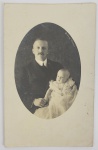PRINCESA ISABEL - FOTOGRAFIA  DE DOM LUIZ DE ORLEANS E BRAGANÇA, O PRINICIPE PERFEITO, FILHO DA PRINCESA ISABEL SEGURANDO SEU FILHO PRIMOGENITO PEDRO HENRIQUE .ASSINADA PELA PRINCESA ISABEL COM VOTOS DE UM FELIZ ANO NOVO , INSCRIÇÃO NO VERSO DE PUNHO DA PRINCESA: NOSSOS MELHORES VOTOS DE NATAL E ANO NOVO. SUA MUITO AFEIÇOADA. ISABEL CONDESSA D'EU