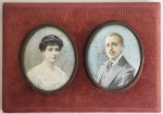 SUAS ALTEZAS REAIS O PRÍNCIPE DOM LUIZ DE ORLEANS E BRAGANÇA (1878-1920) CHAMADO O PRÍNCIPE PERFEITO E SUA ESPOSA A PRINCESA MARIA PIA DE BOURBON SICILIAS. RETRATO  DE DOM LUIZ E DONA MARIA PIA PINTADO EM TECNICA PASTEL ASSINADO A. GIANFROTTA PARIS A ÉPOCA DO CASAMENTO DOS MESMOS EM 1908. MOLDURA ORIGINAL. FRANÇA, 1908. 22,5 X 16 CMNOTA: O Príncipe Dom Luiz de Orleans e Bragança, avô e homônimo do atual Chefe da Casa Imperial do Brasil, nasceu no Palácio Isabel, em Petrópolis, em 26 de janeiro de 1878, segundo filho da Princesa Imperial do Brasil Dona Isabel e do Príncipe Gastão de Orléans, Conde dEu.Dom Luiz foi aluno aplicado e brilhante, demonstrando desde cedo muita aptidão para as Letras. Após a proclamação da República, em 1889, seguiu com a Família Imperial ao exílio. Terminou os estudos secundários na França e, com 17 anos incompletos, ingressou na Academia Militar de Wiener Neustadt, no Império Austro-Húngaro.Dom Luiz desenvolveu uma atividade política, social, esportiva e literária muito intensa. Escalou o Mont Blanc em 1896, realizou viagens pela África, pela Ásia Central e Índia, e pelos Estados Unidos. Publicou uma série de livros de viagem, com análises políticas, sociológicas e históricas muito apreciadas na época. Publicou Dans les Alpes (1901) e Tour dAfrique (1902), livros que lhe renderam o ingresso no Instituto Histórico e Geográfico Brasileiro. Publicou ainda À travers lIndo-Kush (1906), livro premiado pela Academia Francesa e pela Societé de Geographie de France.Em maio de 1907 viaja para o Brasil. Ao chegar à sua Pátria, porém, foi impedido pelas autoridades de desembarcar, o que demonstrou a insegurança em que se sentia a República brasileira, 18 anos após sua proclamação. A viagem de Dom Luiz representou um grande sucesso, para a propaganda monarquista, e causou grande alvoroço na capital. A chegada do Príncipe foi amplamente noticiada, milhares de monarquistas e curiosos foram até o cais para receber o neto de Dom Pedro II.O Príncipe sensibilizou a sua mãe, a Princesa Dona Isabel, enviando-lhe um telegrama da Baía de Guanabara no dia 13 de maio, comemoração da Lei Áurea. Retornando à França, Dom Luiz escreveu sua  obra principal, o livro Sous la Croix-du-Sud (Sob o Cruzeiro do Sul), publicado inicialmente em francês e logo depois em português, com sucessivas edições.Luiz tornou-se Príncipe Imperial do Brasil em 1908, com a renúncia de seu irmão mais velho, e logo após casou com a Princesa Dona Maria Pia de Bourbon-Sicílias, filha de Dom Afonso de Bourbon-Sicílias, Conde de Caserta, filho do Rei Fernando II e Chefe da Casa Real de Nápoles. O casal gerou três herdeiros, Dom Pedro Henrique (1909-1981), Dom Luiz Gastão (1911-1931), que faleceu jovem e sem deixar herdeiros, e Dona Pia Maria (1913), futura Condessa René de Nicolay.Como Príncipe Imperial teve sucesso em ações para retomar a campanha da causa monárquica, causando furor inclusive no Congresso Nacional quando publicou seus manifestos em 1909 e 1913. O Príncipe Perfeito, como foi alcunhado, defendia como ativista o federalismo, o serviço militar obrigatório e uma melhoria na qualidade de vida dos operários.Impedido de lutar no Exército Francês durante a Primeira Guerra Mundial, assim como seu irmão mais novo Dom Antônio, alistou-se em 1914 como voluntário no Exército Britânico, lutando bravamente até 1915 na frente das Flandres, mas contraiu um tipo agressivo de reumatismo ósseo que o deixou em estado grave, debilitado e incapaz de andar. Precisou ser afastado do serviço ativo e, nos cinco anos seguintes, somente conseguia se locomover por meio de uma cadeira de rodas que ele pedalava para não imobilizar por completo suas articulações.Já fraco e com friagem após o inverno de 1920, o Príncipe Imperial faleceu precocemente de uma congestão pulmonar em 26 de março de 1920 na Vila Maria Teresa, residência de seus sogros, em Cannes. Quem lhe sucedeu como Príncipe Imperial do Brasil foi seu filho mais velho, o Príncipe do Grão-Pará, Dom Pedro Henrique, então com apenas onze anos.Por sua bravura nos campos de batalha o Príncipe Imperial recebeu Medalha Militar do Yser, pelo Rei Alberto I da Bélgica, a Legião de Honra, no grau de cavaleiro e a Cruz de Guerra, pelo governo francês e pelo Reino Unido a British War Medal e a Victory Medal e Star.