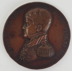 IMPÉRIO DO BRASIL - D. PEDRO II MEDALHA EM BRONZE DO LANÇAMENTO DA PEDRA FUNDAMENTAL DO NOVO HOSPITAL DA SANTA CASA DA MISERICÓRDIA, EM 1840. TRAZ NO VERSO O BUSTO DO IMPERADOR NA ÉPOCA DA PROCLAMAÇÃO DE SUA MAIORIDADE E NA ORLA A INSCRIÇÃO D. PEDRO II IMP. CONST. E DEF. PERP. DO BRAS. (DOM PEDRO II IMPERADOR CONSTITUCIONAL E DEFENSOR PERPÉTUO DO BRASIL). NO ANVERSO A FACHADA DO HOSPITAL E A INSCRIÇÃO ALUSIVA. PEÇA ASSINADA PELO GRAVADOR AZEVEDO G. RARA MEDALHA, CATALOGADA POR JULIUS MEILLI E VISCONDESSA DE CAVALCANTI (CATALOGO DAS MEDALHAS BRASILEIRAS N. 128, PAG 70). EM BRONZE, COM 5 CM DE DIÂMETRO.NOTA: A 23 de julho de 1840, por meio de uma medida constitucional, dom Pedro de Alcântara, com 14 anos e sete meses de idade, teve sua maioridade antecipada. Foi coroado como dom Pedro 2º e assumiu o trono e o governo imperial. Segundo alguns historiadores, a antecipação da maioridade foi um golpe de Estado. O objetivo principal era o de pacificar o país violentamente sacudido pro revoltas como a Guerra dos Farrapos e a Balaiada na Bahia. Como antecipação a esse importante passo foi preciso que o futuro Imperador menino se fizesse presente em meio a sociedade. Esta inauguração no mês em que seria votada a maioridade antecipada não foi portanto por acaso.