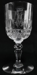 CONDE DA MOTTA MAIA - CLÁUDIO VELHO DA MOTTA MAIA (1843-1897)  GRANDE TAÇA EM CRISTAL DE BACCARAT COM LAPIDAÇÃO NO TERÇO INFERIOR ABRINDO RESERVA PARA INICIAS MM ENTRELAÇADAS SOB COROA DE CONDE. EXEMPLAR DESSE SERVIÇO, IDENTICO A ESTE EM LEILÃO ESTÁ REPRODUZIDO NA PÁGINA 232 DO LIVRO O CRISTAL NO IMPÉRIO DEO BRASIL DE GETULIO ET AL. NOTA: Cláudio Velho da Mota Maia, o Conde de Mota Maia. professor da Faculdade de Medicina do Rio de Janeiro e Medico do Imperador Dom Pedro II. Foi um dos encarregados da reforma do ensino de medicina, em 1878, que adotou o modelo germânico em substituição ao francês, propondo o ensino prático e livre, favorecendo o ensino farmacêutico. Em 4 de maio de 1880, foi nomeado médico da Casa Imperial. Foi amigo pessoal de Dom Pedro II, a quem, após a proclamação da república em 15 de novembro de 1889, acompanhou no exílio, até a morte do imperador, em Paris, em 5 de dezembro de 1891.