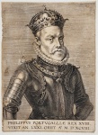 PHILLIPPI REI DE PORTUGAL (1527-1598)  GRAVURA DO SEC. XVII EM METAL DO DO REI FILIPE II DA ESPANHA E PORTUGAL. HERMA CINGINDO ARMADURA. DO PESCOÇO PENDE O TOSÃO DE OURO. PERTENCE A UMA SÉRIE DE RETRATOS DO REI DE PORTUGAL GRAVADA NA ANTUÉRPIA PARA PHILLIPPUS PRUDENS DE CARAMUEL (PHILIPPUS PRUDENS CAROLI V. IMP. FILIUS LUSITANIAE, ALGARBIAE, INDIAE, BRASILIAE, LEGITIMUS REX DEMONSTRATUS / D. IOANNE CARAMUEL LOBKOWITZ) . LEGENDA: 'PHILIPPVS PORTVGALLIAE REX XVIII. / VIXIT AN. LXXI. OBIIT AO.MDXCVIII.' EXEMPLAR DESSA GRAVURA COMPÕE A COLEÇÃO DO BRITISH MUSEUM (MUSEU BRITÂNICO) VIDE EM: https://www.britishmuseum.org/collection/object/P_1878-0112-158Região Flamenga, Antuérpia. 1639. NOTA: Filipe II & I (em castelhano: Felipe II; 21 de maio de 1527  13 de setembro de 1598) foi Rei da Espanha (1556-1598), Rei de Portugal e Algarves (1580-1598), Rei de Nápoles, Sicília e Sardenha (ambos de 1554) e jure uxoris Rei da Inglaterra e Irlanda (durante seu casamento com Maria I de 1554 a 1558). Ele também foi Duque de Milão, e a partir de 1555, Senhor dos Países Baixos.Filho do Imperador Romano-Germânico e rei dos reinos espanhóis Carlos V e Isabel de Portugal, Filipe foi chamado Felipe el Prudente ("Filipe, o Prudente") nos reinos espanhóis; seu império incluía territórios em todos os continentes então conhecidos pelos europeus, incluindo seu homônimo nas Filipinas. Durante seu reinado, os reinos espanhóis alcançaram o auge de sua influência e poder. Isso às vezes é chamado de Século de Ouro Espanhol.Filipe liderou um regime altamente alavancado por dívidas, tendo falido em 1557, 1560, 1569, 1575 e 1596. Esta política foi em parte a causa da declaração de independência que criou a República Holandesa em 1581. Em 31 de dezembro de 1584, Filipe assinou o Tratado de Joinville, com Henrique I, duque de Guise, em nome da Liga Católica; consequentemente, Filipe forneceu uma considerável concessão anual à liga durante a década seguinte para manter a guerra civil na França, com a esperança de destruir os calvinistas franceses. Católico devoto, Filipe se considerava o defensor da Europa católica contra o Império Otomano islâmico e a Reforma Protestante. Ele enviou uma armada para invadir a Inglaterra protestante em 1588, com o objetivo estratégico de derrubar Isabel I de Inglaterra e restabelecer o catolicismo lá; mas foi derrotado em uma escaramuça em Gravelines (norte da França) e depois destruído por tempestades enquanto circulava as Ilhas Britânicas para retornar à Espanha. No ano seguinte, o poder naval de Filipe conseguiu se recuperar após a falha da invasão da Armada Inglesa na Espanha. Sob Filipe, cerca de 9 mil homens por ano, em média, eram recrutados da Espanha; em anos de crise, o total pode subir para 20 mil. Entre 1567 e 1574, quase 43 mil homens deixaram a Espanha para lutar na Itália e nos Países Baixos (atualmente Bélgica, Luxemburgo e Países Baixos). Ele foi descrito pelo embaixador veneziano Paolo Fagolo em 1563 como "De leve estatura e rosto redondo, com olhos azuis pálidos, lábio um tanto proeminente e pele rosada, mas sua aparência geral é muito atraente". O embaixador continuou dizendo: "Ele se veste com muito bom gosto, e tudo o que faz é cortês e gracioso".Além de Maria I, Filipe se casou três vezes e ficou viúvo quatro.Filho do sacro imperador romano-germânico Carlos V (Carlos I de Espanha) e da sua esposa, Isabel de Portugal, Filipe nasceu na capital castelhana de Valladolid em 21 de maio de 1527 no Palácio de Pimentel, de propriedade de Bernardino Pimentel (o primeiro Marquès de Távara). A cultura e a vida cortesania de Castela foram uma influência importante em seus primeiros anos de vida. Ele foi orientado por Juan Martínez Silíceo, o futuro arcebispo de Toledo. Filipe demonstrou aptidão razoável em artes e letras. Mais tarde, ele estudou com tutores mais ilustres, incluindo o humanista Juan Cristóbal Calvete de Estrella. Embora Filipe tivesse um bom domínio sobre o latim, o espanhol e o português, ele nunca conseguiu igualar seu pai, Carlos V, como poliglota. Enquanto Filipe também era um arquiduque alemão da Casa de Habsburgo, ele era visto como estrangeiro no Sacro Império Romano. O sentimento era mútuo. Filipe sentiu-se culturalmente espanhol; ele nasceu em Castela e foi criado na corte castelhana, sua língua nativa era o espanhol, e ele preferia viver nos reinos espanhóis. Isso acabaria por impedir sua sucessão ao trono imperial. Em abril de 1528, quando Filipe tinha onze meses, recebeu o juramento de fidelidade como herdeiro da coroa das Cortes de Castela. Desde então, até a morte de sua mãe Isabel, em 1539, ele foi criado na corte real de Castela, sob os cuidados de sua mãe e de uma de suas damas portuguesas, Dona Leonor de Mascarenhas, a quem ele era devotadamente ligado. Filipe também estava perto de suas duas irmãs, Maria e Joana, e de seus dois pajens, o nobre português Rui Gomes da Silva e Luis de Requesens y Zúñiga, filho de seu governador Juan de Zúñiga. Esses homens serviriam a Filipe durante toda a vida, assim como Antonio Pérez, seu secretário de 1541. O treinamento marcial de Filipe foi realizado por seu governador, Juan de Zúñiga, um nobre castelhano que serviu como comendador de Castela. As lições práticas de guerra foram supervisionadas pelo duque de Alba Fernando Álvarez de Toledo durante as guerras italianas. Filipe esteve presente no cerco de Perpignan em 1542, mas não viu ação, pois o exército espanhol de Alba derrotou decisivamente as forças francesas sitiantes sob o delfim da França. No caminho de volta a Castela, Filipe recebeu o juramento de lealdade das cortes aragonesas em Monzón. Seu treinamento político havia começado um ano antes, sob seu pai, que havia achado seu filho estudioso, grave e prudente além de seus anos, e decidiu treinar e iniciá-lo no governo dos reinos espanhóis. As interações do rei-imperador com seu filho durante sua estada em Castela o convenceram da precocidade de Filipe na condição de estadista, então ele decidiu deixar em suas mãos a regência dos reinos espanhóis em 1543. Filipe, que havia sido nomeado duque de Milão em 1540, começou a governar o mais extenso império do mundo aos dezesseis anos.Carlos deixou seu filho com conselheiros experientes  especialmente o secretário Francisco de los Cobos e o general duque de Alba. Filipe também recebeu instruções escritas extensas que enfatizavam "piedade, paciência, modéstia e desconfiança". Esses princípios de Carlos foram gradualmente assimilados por seu filho, que cresceria e se tornaria grave, possesso e cauteloso. Pessoalmente, Filipe falava baixo e tinha um autodomínio gelado; nas palavras de um de seus ministros, "ele tinha um sorriso que foi cortado por uma espada".Depois de morar na Países Baixos nos primeiros anos de seu reinado, Filipe II decidiu retornar a Castela. Embora às vezes descrito como um monarca absoluto, Filipe enfrentou muitas restrições constitucionais à sua autoridade, influenciadas pela crescente força da burocracia. O Império Espanhol não era uma única monarquia com um sistema legal, mas uma federação de reinos separados, cada um zelosamente guardando seus próprios direitos contra os da Casa de Habsburgo. Na prática, o rei frequentemente achava sua autoridade anulada pelas assembleias locais e sua palavra era menos eficaz que a dos senhores locais. Filipe levou vários títulos como herdeiro dos reinos e impérios espanhóis, incluindo o Príncipe das Astúrias. O mais novo reino constituinte do império era Navarra, um reino invadido por Fernando II de Aragão principalmente com tropas castelhanas (1512) e anexado a Castela com status ambíguo (1513). A conquista de Navarra continuou até 1528 (Tratados de Madri e Cambrai). Carlos V propôs terminar as hostilidades com o rei Henrique II de Navarra  o legítimo monarca de Navarra  casando seu filho Filipe com a herdeira de Navarra, Joana III de Navarra. O casamento forneceria uma solução dinástica para a instabilidade em Navarra, tornando-o rei de toda a cidade de Navarra e príncipe do independente do Bearne, além de senhor de grande parte do sul da França. No entanto, a nobreza francesa sob Francisco I se opôs ao acordo e terminou com sucesso as perspectivas de casamento.Carlos recomendou que seu filho devolvesse o reino. Tanto o imperador Carlos quanto seu filho Filipe II falharam em respeitar a natureza eletiva (contratual) da coroa de Navarra e consideravam o reino garantido. Isso provocou uma tensão crescente não apenas com o rei Henrique II de Françae a rainha Joana III, mas também com o Parlamento da Navarra espanhola (Cortes, Os Três Estados) e a Diputación por violar as leis específicas do reino (fueros)  violação do pactum subjectionis ratificado por Fernando II. As tensões em Navarra vieram à tona em 1592, após vários anos de desacordos sobre a agenda da sessão parlamentar pretendida.Em novembro de 1592, o parlamento de Aragão se revoltou contra outra violação das leis específicas do reino, de modo que o Procurador Geral do reino, Juan de Lanuza, foi executado por ordem de Filipe II, com seu secretário Antonio Perez tendo que partir em exílio para a França. Em Navarra, as principais fortalezas do reino foram guarnecidas por tropas alheias ao reino (castelhanos), em violação conspícua das leis de Navarra, e o parlamento há muito se recusava a prometer lealdade ao filho e herdeiro de Filipe II sem uma cerimônia adequada. Em 20 de novembro de 1592, uma sessão fantasmagórica do parlamento foi convocada, pressionada por Filipe II, que havia chegado a Pamplona à frente de uma força militar não especificada e com um único ponto em sua agenda  a participação na sessão ficou em branco na ata: nomeações ilegais de oficiais castelhanos de confiança e imposição de seu filho como futuro rei de Navarra na Catedral de Santa Maria. Uma cerimônia foi realizada diante do bispo de Pamplona a 22 de novembro, mas seu procedimento e termos costumeiros foram alterados. Os protestos eclodiram em Pamplona, mas foram reprimidos.Filipe II também enfrentou o problema da grande população de mouriscos nos reinos espanhóis, que às vezes eram convertidos à força ao cristianismo por seus antecessores. Em 1569, a Rebelião das Alpujarras eclodiu na região de Granada no sul, desafiando as tentativas de suprimir os costumes mouros. Filipe ordenou a expulsão dos moriscos de Granada e sua dispersão para outras províncias.Apesar de seus imensos domínios, os reinos espanhóis tinham uma população escassa que rendia uma renda limitada à coroa (em contraste com a França, por exemplo, que era muito mais populosa). Filipe enfrentou grandes dificuldades em aumentar os impostos, e a coleta foi em grande parte destinada aos senhores locais. Ele conseguiu financiar suas campanhas militares apenas tributando e explorando os recursos locais de seu império. O fluxo de renda do Novo Mundo provou ser vital para sua política externa militante, mas mesmo assim seu tesouro várias vezes enfrentou falência.A cultura espanhola floresceu durante o reinado de Filipe, começando o "Século de Ouro Espanhol", criando um legado duradouro na literatura, na música e nas artes visuais. Uma das artistas mais notáveis da corte de Filipe II foi Sofonisba Anguissola, que ganhou fama por seu talento e seu papel incomum como mulher artista. Ela foi convidada para a corte de Madri em 1559 e foi escolhida para ser uma funcionária de Isabel Clara Eugênia (15661633). Anguissola também se tornou uma dama de companhia e pintora da corte da rainha Isabel de Valois. Durante seu tempo como pintora da corte, Anguissola pintou muitos retratos oficiais da família real, um afastamento dos seus retratos pessoais anteriores.Carlos V havia deixado seu filho com uma dívida de cerca de 36 milhões de ducados e um déficit anual de 1 milhão de ducados. Essa dívida causou a inadimplência de Filipe em empréstimos nos anos de 1557, 1560, 1575 e 1596 (incluindo dívida com a Polônia, conhecida como somas napolitanas). Os credores não tinham poder sobre o rei e não podiam forçá-lo a pagar seus empréstimos. Esses padrões foram apenas o começo dos problemas econômicos da Espanha, uma vez que seus reis falhariam mais seis vezes nos próximos 65 anos. Além de reduzir as receitas estatais para expedições no exterior, as políticas domésticas de Filipe II sobrecarregaram ainda mais os reinos espanhóis e, no século seguinte, contribuiriam para o seu declínio, segundo alguns historiadores. Os reinos espanhóis estavam sujeitos a diferentes assembleias: as Cortes em Castela, a assembleia em Navarra e uma para as três regiões de Aragão, que preservavam os direitos e as leis tradicionais da época em que eram reinos separados. Isso fez com que os reinos espanhóis e seus bens fossem difíceis de governar, ao contrário da França, que embora dividida em estados regionais, possuía um único Estado-Geral. A falta de uma assembleia suprema viável levou à falta de poder nas mãos de Filipe II, especialmente como gerente e árbitro final do conflito constante entre autoridades diferentes. Para lidar com as dificuldades decorrentes dessa situação, a autoridade era administrada por agentes locais nomeados pela coroa e vice-reis, executando as instruções da coroa. Filipe II achou necessário envolver-se nos detalhes e presidiu conselhos especializados em assuntos estatais, finanças, guerra e Inquisição.Filipe II jogou grupos um contra o outro, levando a um sistema de freios e contrapesos que administrava os negócios de maneira ineficiente, até o ponto de prejudicar os negócios estatais, como no caso de Perez. Após um incêndio em Valladolid, em 1561, ele resistiu aos pedidos de mudança de sua corte para Lisboa, um ato que poderia ter restringido a centralização e a burocracia no mercado interno, bem como um governo relaxado no Império como um todo. Em vez disso, com a tradicional sede real e primazia de Toledo agora essencialmente obsoleta, ele mudou sua corte para o reduto castelhano de Madri. Exceto por um breve período sob Filipe III de Espanha, Madri permaneceu a capital da Espanha. Foi nessa época que Filipe II converteu o Alcázar Real de Madri em um palácio real. As obras, que duraram de 1561 a 1598, foram realizadas por comerciantes vindos dos Países Baixos, Itália e França.O rei Filipe II governou um momento decisivo na história da Europa em direção à modernidade, enquanto seu pai Carlos V havia sido forçado a um regime itinerante como rei medieval. Ele dirigiu principalmente assuntos de Estado, mesmo quando não estava na Corte. De fato, quando sua saúde começou a falhar, ele trabalhou em seus aposentos no Palácio-Mosteiro-Panteão de El Escorial que ele havia construído em 1584, um edifício construído como um monumento ao papel da Espanha como um centro do mundo cristão. Mas Filipe não desfrutou da supremacia que o rei Luís XIV de França teria no século seguinte, nem essa regra era necessariamente possível em sua época. As ineficiências do estado espanhol e a indústria restritamente regulamentada sob seu governo eram comuns a muitos países contemporâneos. Além disso, a dispersão dos mouriscos de Granada  motivada pelo medo de apoiar uma invasão muçulmana  teve sérios efeitos negativos sobre a economia, particularmente nessa região.Um dos seus triunfos políticos foi obter a União Ibérica, fazendo valer seus direitos de sucessão em 1581 nas Cortes de Tomar, que tiveram lugar no Convento de Cristo. A política matrimonial prévia das dinastias reinantes facilitara esta união.Depois da morte do rei D. Sebastião na Batalha de Alcácer-Quibir, ao ser aclamado rei o cardeal D. Henrique, decrépito, investiu os meios e dinheiro para ganhar ao seu partido a corte de Portugal.Sete pretendentes disputavam a posse do reino quando morreu o rei em 1580, mas apenas cinco baseavam as suas pretensões em fundamentos aceitáveis:D. Catarina de Portugal, duquesa de Bragança, filha legítima do infante D. Duarte de Portugal;D. Filipe II filho da primogênita do rei D. Manuel, com seu marido Carlos V;Emanuel Felisberto, Duque de Saboia, duque de Saboia, filho da infanta Beatriz de Portugal (filha do mesmo rei D. Manuel) e de seu esposo, Carlos III de Saboia;António, prior do Crato, filho do infante D. Luís, sendo este filho do mesmo rei D. Manuel;Rainúncio I Farnésio, duque de Parma, neto por parte de mãe do infante D. Duarte, filho do mesmo rei D. Manuel.Os que menos direito mostravam eram Catarina de Médici, rainha da França, que reclamou descendência de D. Afonso III e da sua primeira esposa a condessa Matilde da Bolonha,30 e o papa, herdeiro natural dos cardeais, que entendia portanto dever usufruir o reino que um cardeal governava assim como podia usufruir uma quinta de que fora possuidor. Dos cinco que apresentavam títulos valiosos, só três disputavam seriamente a coroa: Filipe II, o prior do Crato e a duquesa de Bragança.O reino de Portugal ficara entregue a cinco governadores dependentes dos Habsburgos, os quais hesitavam em reconhecer Filipe como rei. Este se dispôs a conquistar Portugal pelas armas. O prior do Crato se fizera aclamar em Santarém, mas dispunha de poucas tropas. Filipe reuniu exército, entregou-o ao Duque de Alba; confiou ao Marquês de Santa Cruz o comando da esquadra, e conservou-se próximo da fronteira de Badajoz. Alba marchou sobre Setúbal; conquistando o Alentejo, atravessou para Cascais na esquadra do Marquês de Santa Cruz, marchou sobre Lisboa, derrotou o prior do Crato na Batalha de Alcântara a 4 de agosto de 1580, perseguiu-o até à província do Minho, e preparou enfim o reino para receber a visita do seu novo soberano.Filipe procurou não intervir muito na política interna de Portugal e entregou o governo do país a um homem de sua confiança, o Duque de Alba. Além de ser filho de mãe portuguesa, Filipe fora educado por cortesões portugueses durante os primeiros anos de vida. Filipe, em 9 de dezembro de 1580, atravessou a fronteira, entrou em Elvas, onde se demorou dois meses recebendo os cumprimentos dos novos súditos. Dos primeiros que o veio saudar foi o duque de Bragança. A 23 de fevereiro de 1581 Filipe II saiu de Elvas, atravessou triunfante e demoradamente o país, e a 16 de março de 1581 entrou em Tomar, para onde convocara cortes. Distribuiu recompensas, ordenou suplícios e confiscos, e recebeu a noticia de que todas as colônias haviam reconhecido a sua soberania, exceptuando a Ilha Terceira, onde se arvorara a bandeira do prior do Crato, ali foi jurado rei de Portugal a 16 de abril de 1581.Nas cortes, prometeu respeitar os foros e as isenções e nunca dar para governador ao país senão um português ou um membro da Família Real. Expediu de Lisboa tropas que subjugaram a Ilha Terceira, em que D. Antônio fora auxiliado pela França, e partiu para Espanha depois da vitória naval de Vila Franca, em que o Marquês de Santa Cruz destroçou a esquadra francesa em 26 de julho de 1582, obtendo a submissão da ilha. Nomeando para vice-rei de Portugal seu sobrinho, o cardeal-arquiduque Alberto da Áustria, e depois lhe ter agregado um conselho de governo e de ter nomeado os membros do conselho de Portugal, partiu finalmente a 11 de fevereiro de 1583.No Brasil português, a "Cidade Real de Nossa Senhora das Neves", fundada em 1585 e hoje denominada João Pessoa, capital do Estado da Paraíba, em 1588 adquiriu o nome de "Filipeia de Nossa Senhora das Neves", em homenagem ao rei Filipe II.Sob Felipe II, a Espanha atingiu o pico de seu poder. No entanto, apesar das grandes e crescentes quantidades de ouro e prata que fluíam para seus cofres das minas americanas, as riquezas do comércio português de especiarias e o apoio entusiástico dos domínios de Habsburgo para a Contrarreforma, ele nunca conseguiu suprimir o protestantismo ou derrotar a rebelião holandesa. No início de seu reinado, os holandeses poderiam ter largado suas armas se ele desistisse de tentar reprimir o protestantismo, mas sua devoção ao catolicismo não lhe permitiria fazê-lo. Ele era um católico devoto e exibia o típico desdém do século XVI pela heterodoxia religiosa; ele disse: "Antes de sofrer o menor dano à religião a serviço de Deus, eu perderia todas as minhas propriedades e cem vidas, se as tivesse, porque não desejo nem desejo ser o governante dos hereges".Enquanto ele se esforçava para reforçar a ortodoxia católica através da intensificação da Inquisição, os estudantes foram impedidos de estudar em outros lugares e os livros impressos por espanhóis fora do reino foram proibidos. Até um clérigo altamente respeitado como o arcebispo Carranza de Toledo foi preso pela Inquisição por 17 anos, por publicar ideias que pareciam simpatizantes com o protestantismo. Essa aplicação estrita da crença ortodoxa foi bem-sucedida e a Espanha evitou os conflitos de inspiração religiosa destruindo outros domínios europeus.A escola de Salamanca floresceu sob seu reinado. Martín de Azpilcueta, altamente homenageado em Roma por vários papas e considerado um oráculo da aprendizagem, publicou seu Manuale sive Enchiridion Confessariorum et Poenitentium (Roma, 1568), um texto clássico nas escolas e na prática eclesiástica.Francisco Suárez, geralmente considerado como o maior escolástico depois de Tomás de Aquino e considerado durante sua vida o maior filósofo e teólogo vivo, estava escrevendo e dando palestras, não apenas na Espanha, mas também em Roma (1580-1585), onde o Papa Gregório XIII participou a primeira palestra que ele deu. Luis de Molina publicou sua De liberi arbitrii cum gratiae donis, divina praescientia, praedestinatione et reprobatione concordia (1588), na qual ele apresentou a doutrina que tentava reconciliar a onisciência de Deus com o livre arbítrio humano que passou a ser conhecido como molinismo, contribuindo assim ao que foi um dos mais importantes debates intelectuais da época; O molinismo tornou-se a doutrina jesuíta de fato sobre esses assuntos, e ainda hoje é defendido por William Lane Craig e Alvin Plantinga, entre outros.Como Filipe II foi o monarca europeu mais poderoso em uma era de guerra e conflito religioso,avaliar tanto seu reinado quanto o próprio homem se tornou um assunto histórico controverso. Mesmo antes de sua morte em 1598, seus apoiadores começaram a apresentá-lo como um cavalheiro arquetípico, cheio de piedade e virtudes cristãs, enquanto seus inimigos o descreviam como um monstro fanático e despótico, responsável por crueldades desumanas e barbárie. Essa dicotomia, desenvolvida posteriormente nas chamadas Lenda Negra Espanhola e Lenda Branca, foi ajudada pelo próprio rei Filipe. Ele proibiu que qualquer relato biográfico de sua vida fosse publicado enquanto ele estivesse vivo e ordenou que toda a sua correspondência privada fosse queimada pouco antes de morrer. Além disso, Filipe nada fez para se defender depois de ser traído por seu ambicioso secretário Antonio Perez, que publicou calúnias incríveis contra seu antigo mestre; isso permitiu que os contos de Perez se espalhassem por toda a Europa sem contestação. Dessa maneira, a imagem popular do rei que sobrevive até hoje foi criada na véspera de sua morte, numa época em que muitos príncipes e líderes religiosos europeus se voltaram contra a Espanha como um pilar da Contra-Reforma.